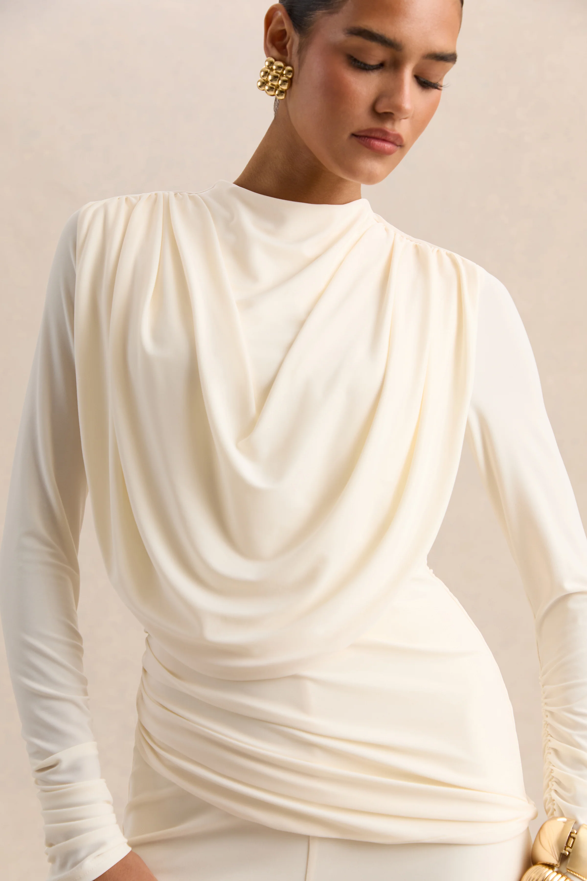 Raniella | Haut blanc à encolure haute avec détails froncés et drapés - Image 4