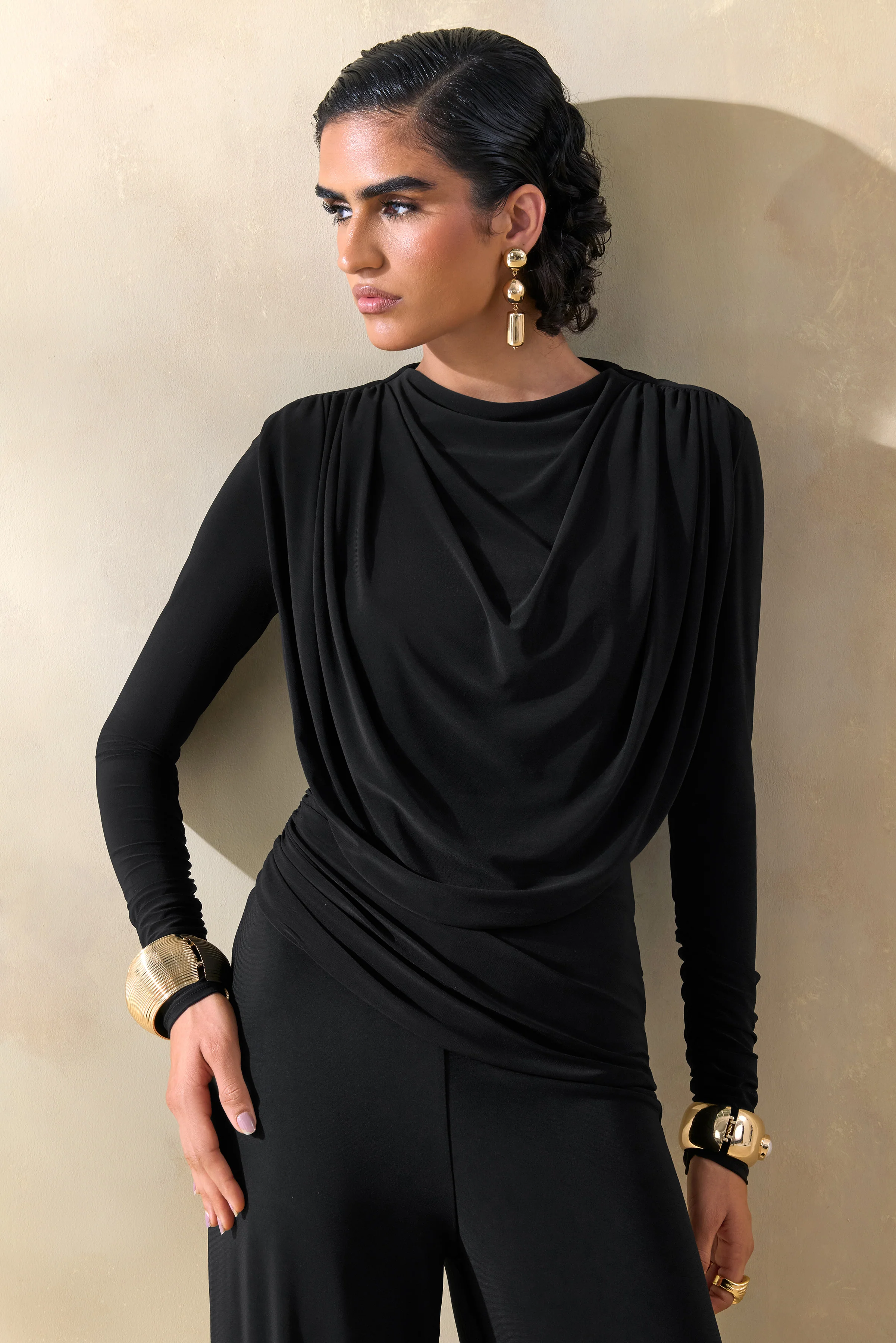 Raniella | Haut noir à encolure haute avec détails froncés et drapés
