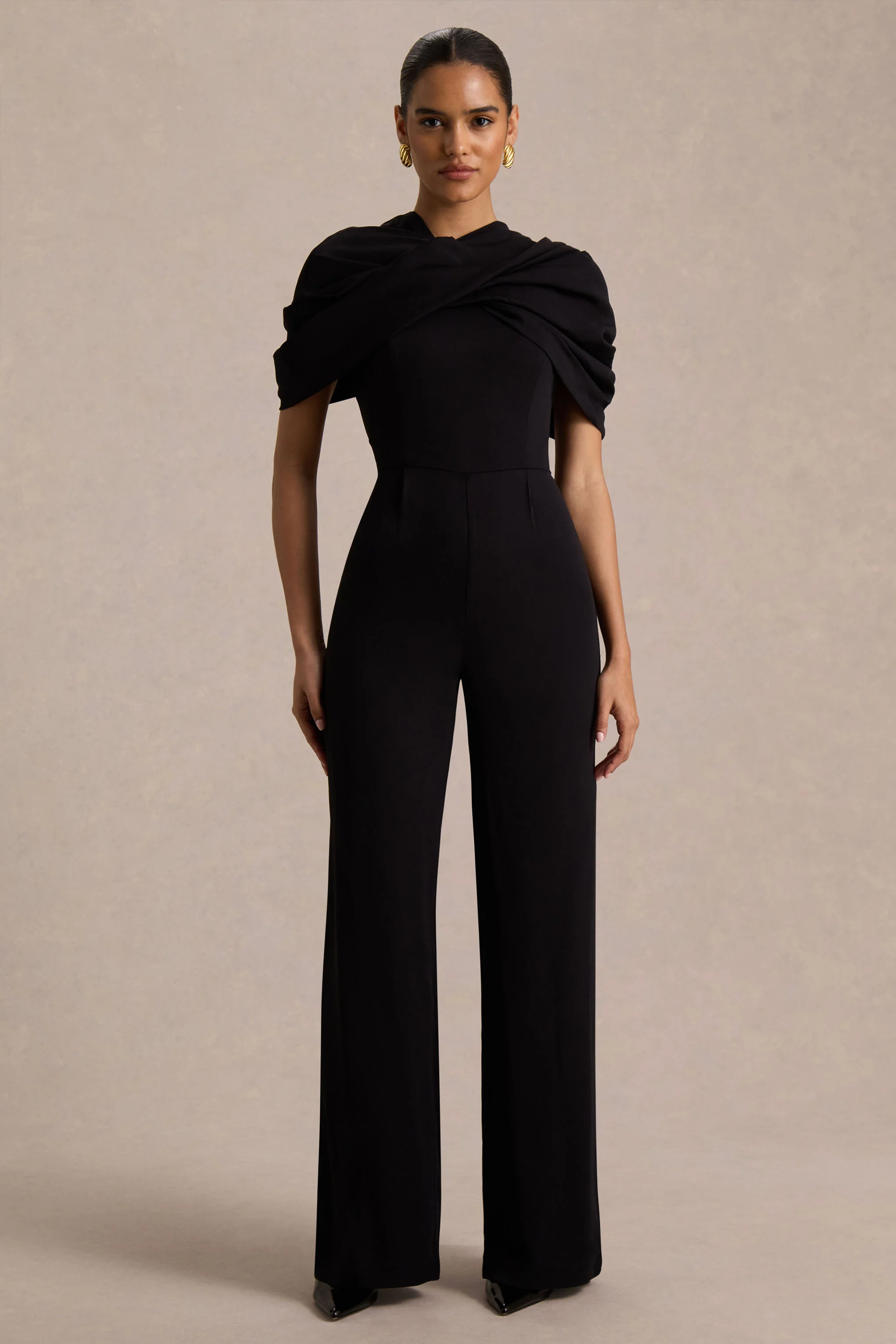 Raquel | Combinaison noire à encolure asymétrique avec drapé