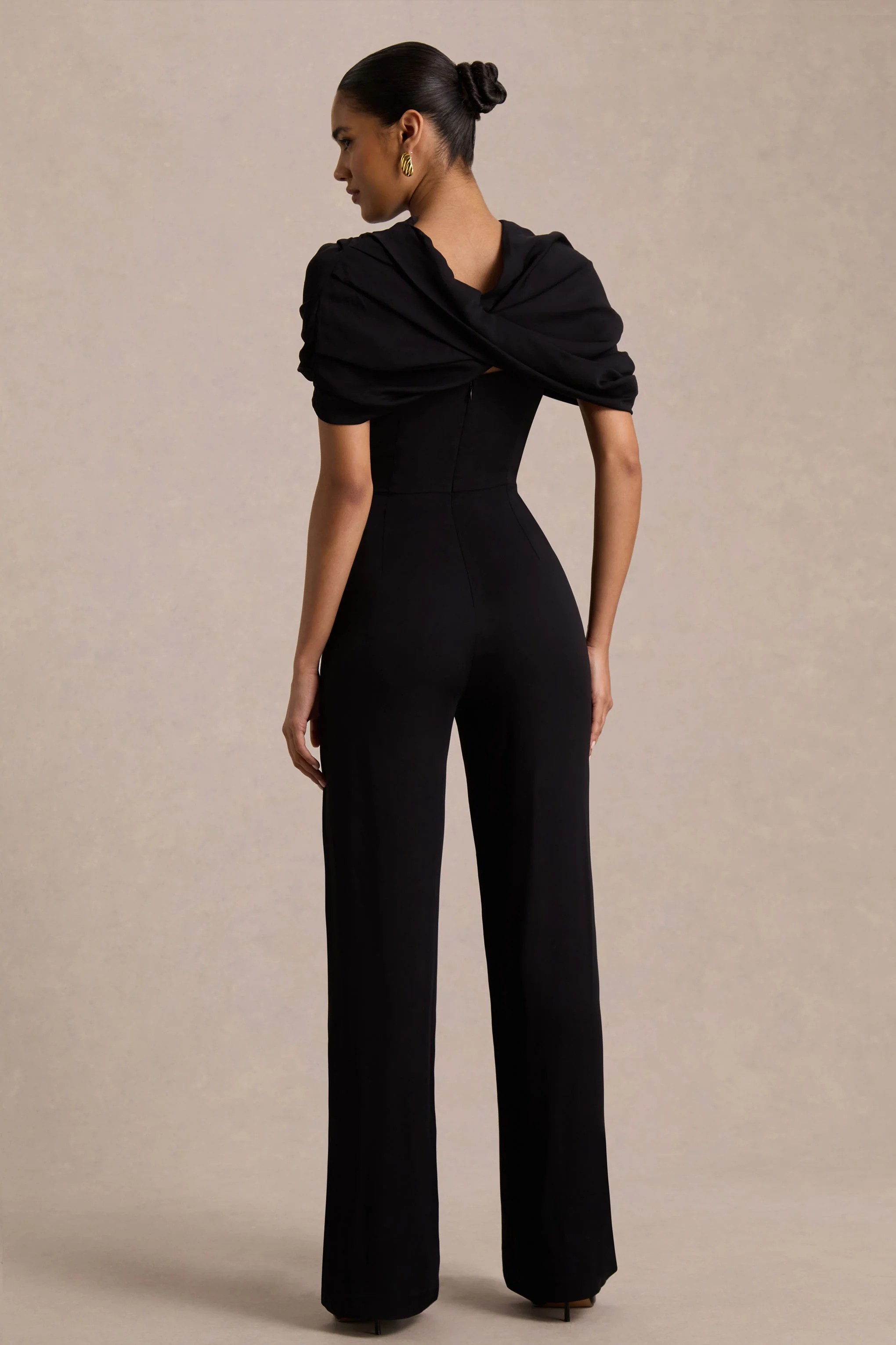 Raquel | Combinaison noire à encolure asymétrique avec drapé - Image 2