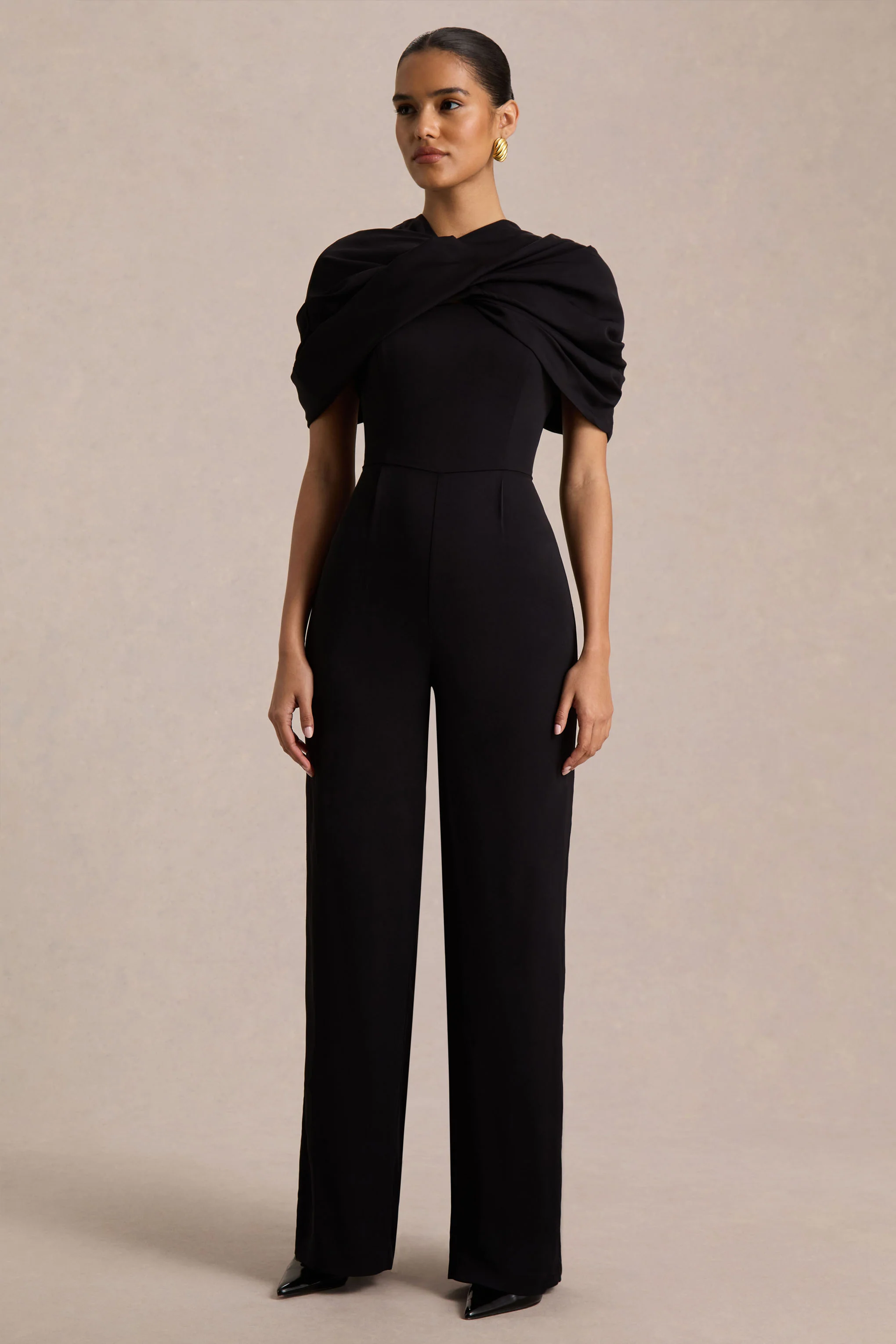 Raquel | Combinaison noire à encolure asymétrique avec drapé - Image 5