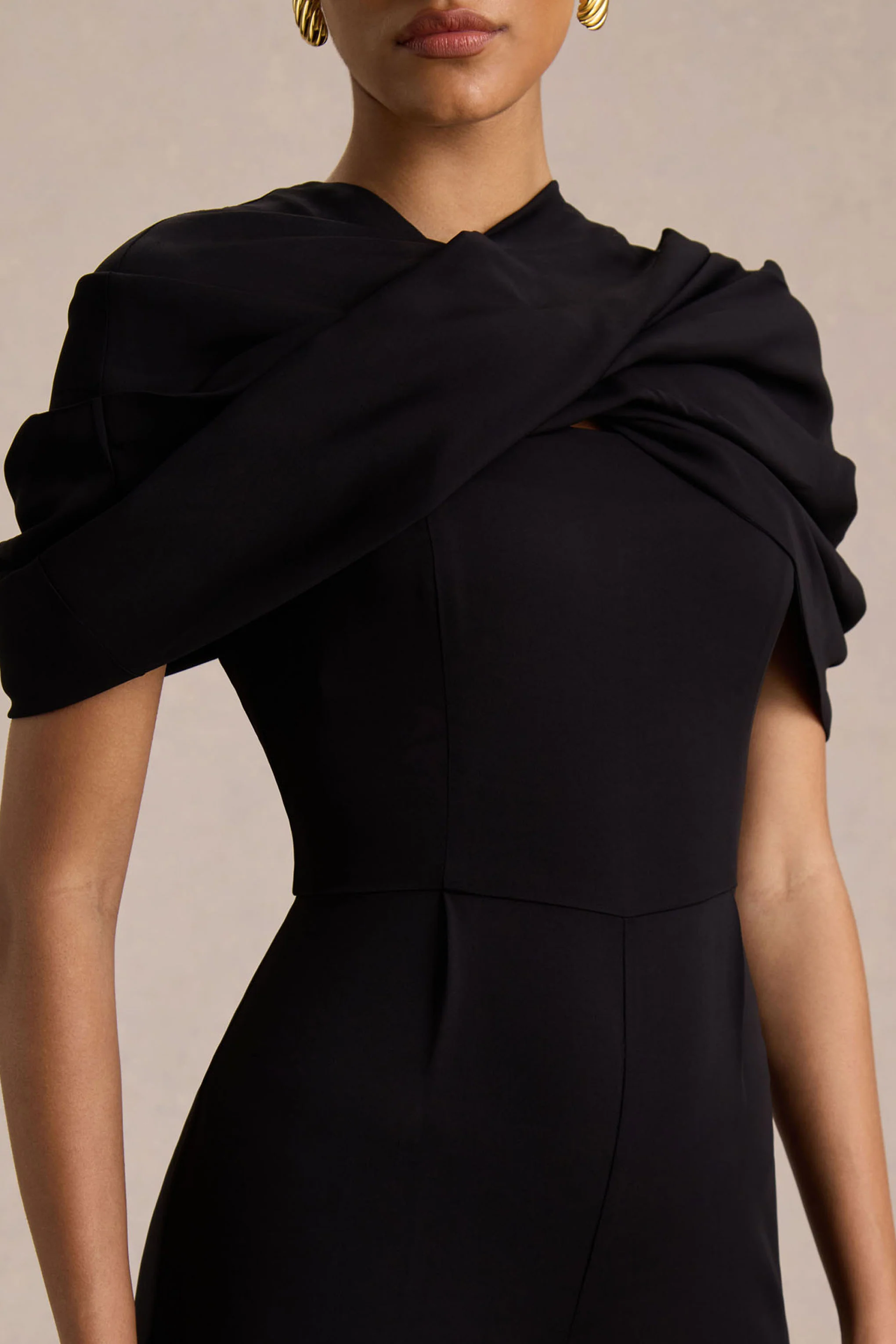 Raquel | Combinaison noire à encolure asymétrique avec drapé - Image 6