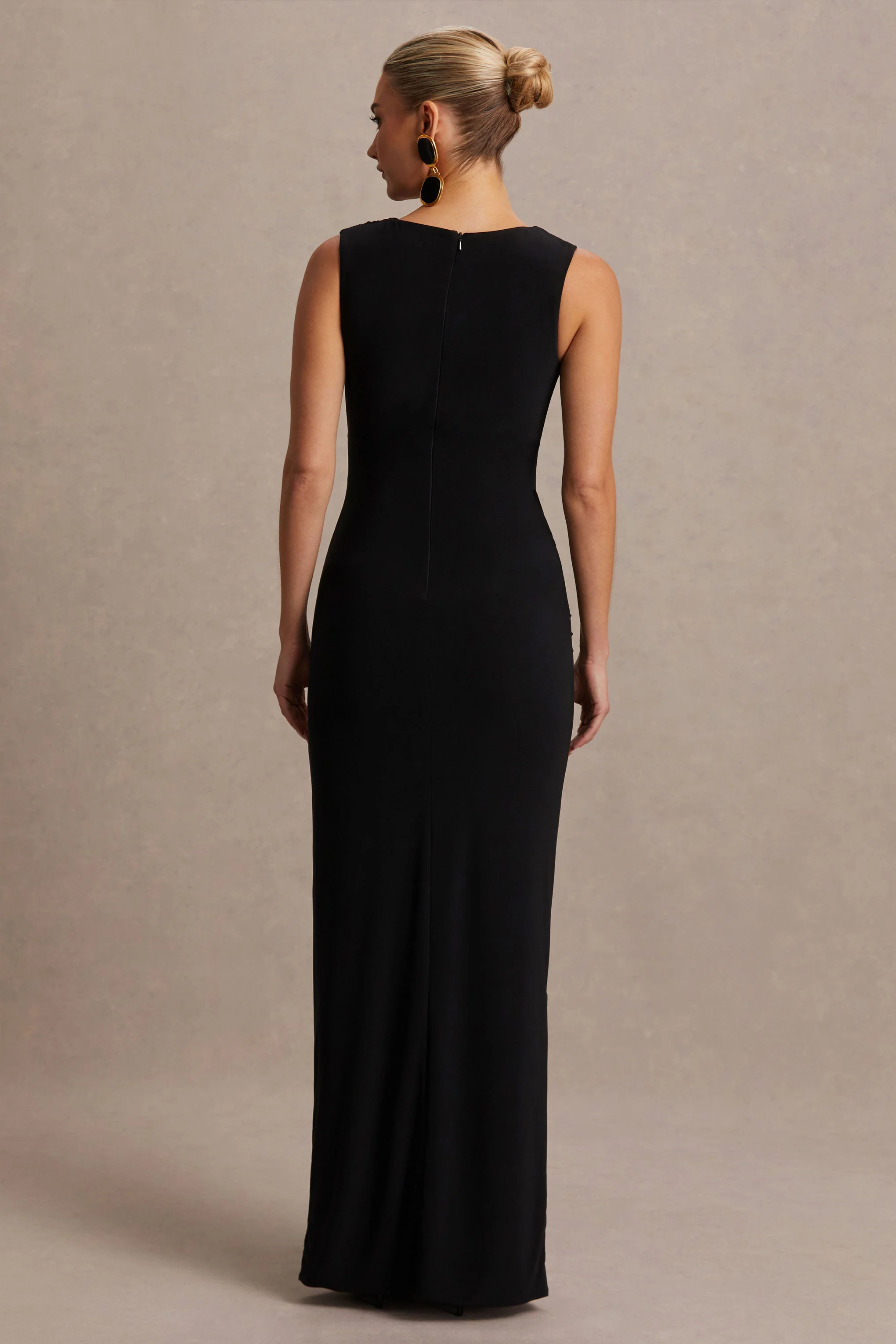 Raven | Robe longue de maternité noire à encolure bateau et détail froncé - Image 2