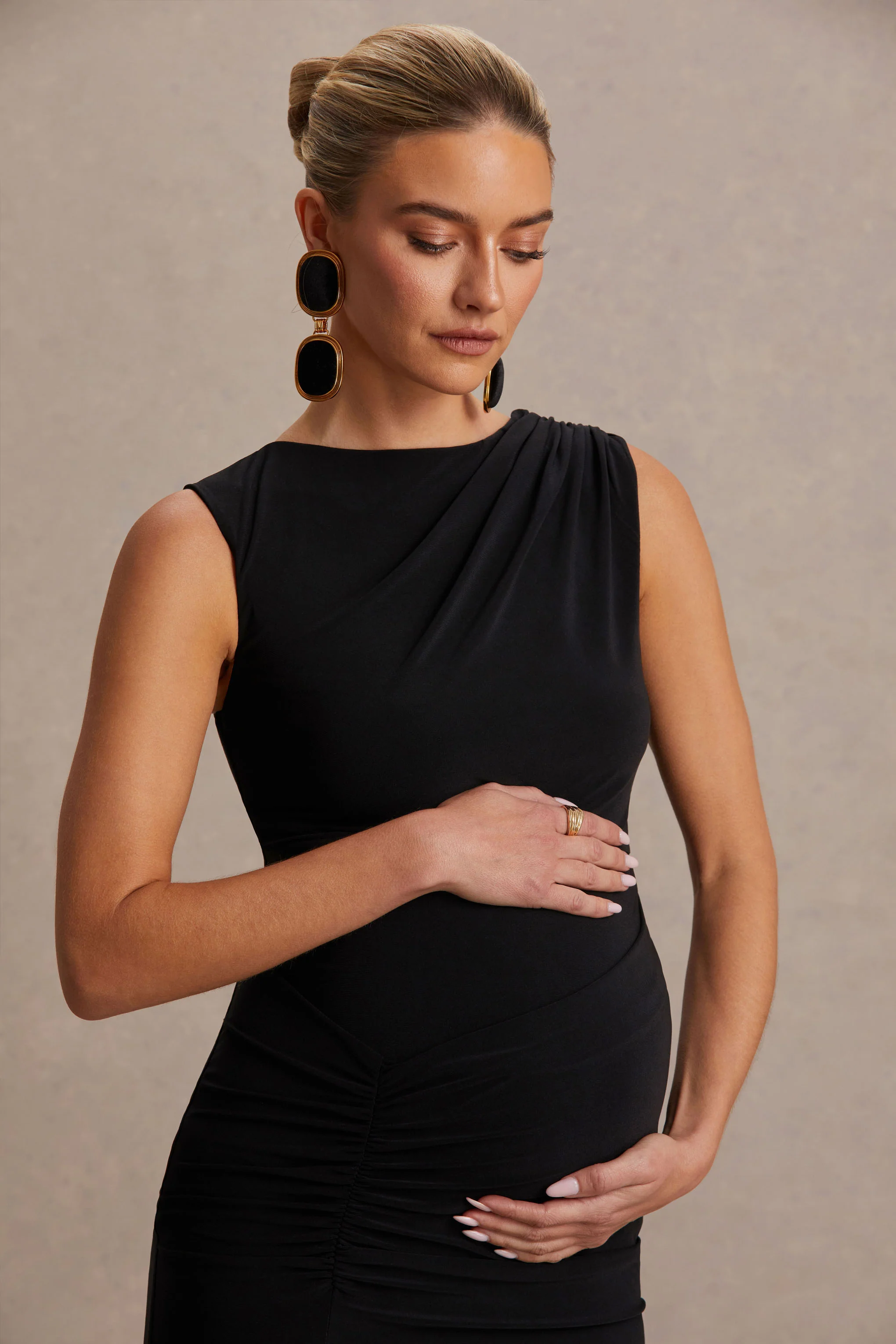Raven | Robe longue de maternité noire à encolure bateau et détail froncé - Image 6
