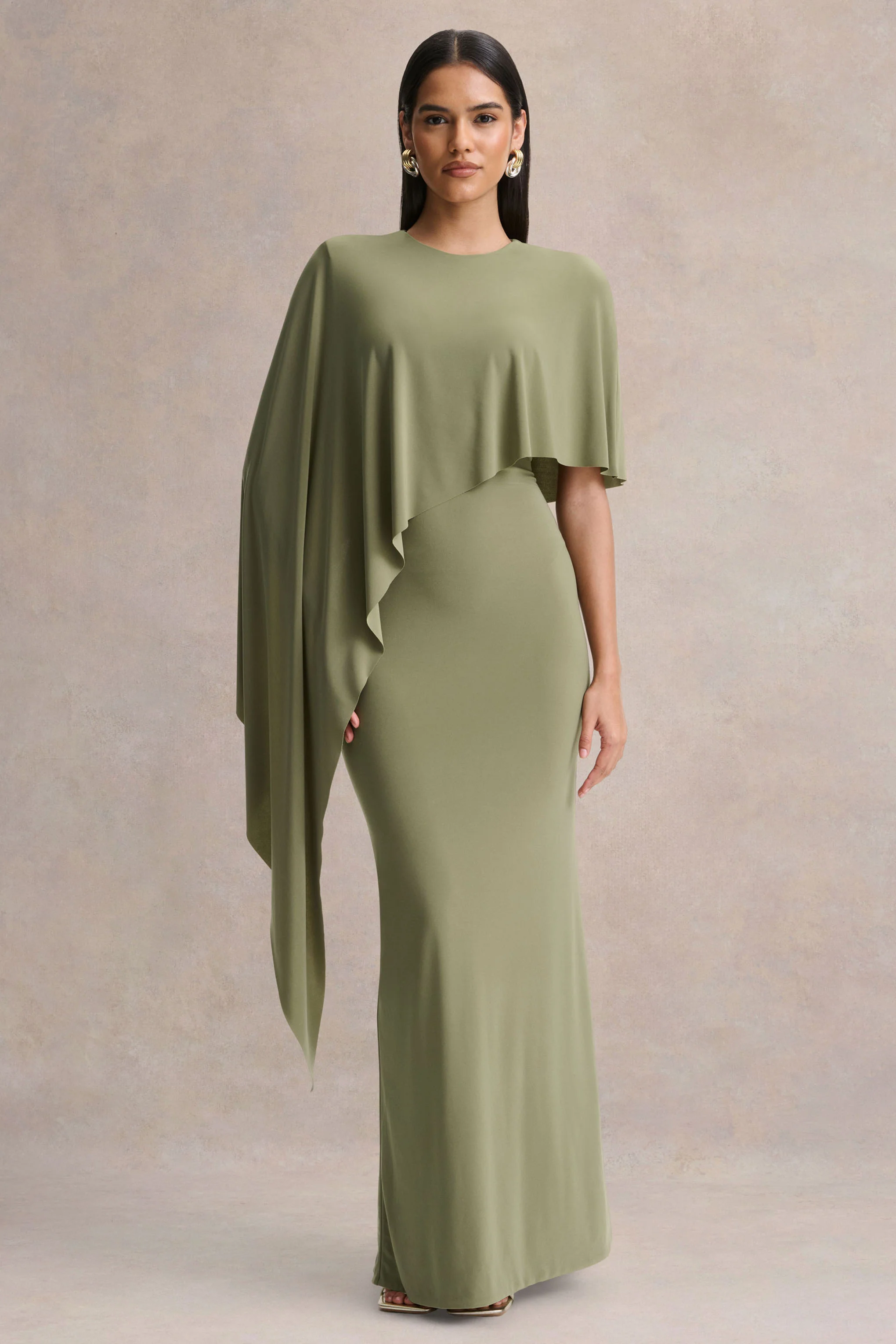 Ravena | Robe longue olive à encolure ras du cou avec manche cape asymétrique