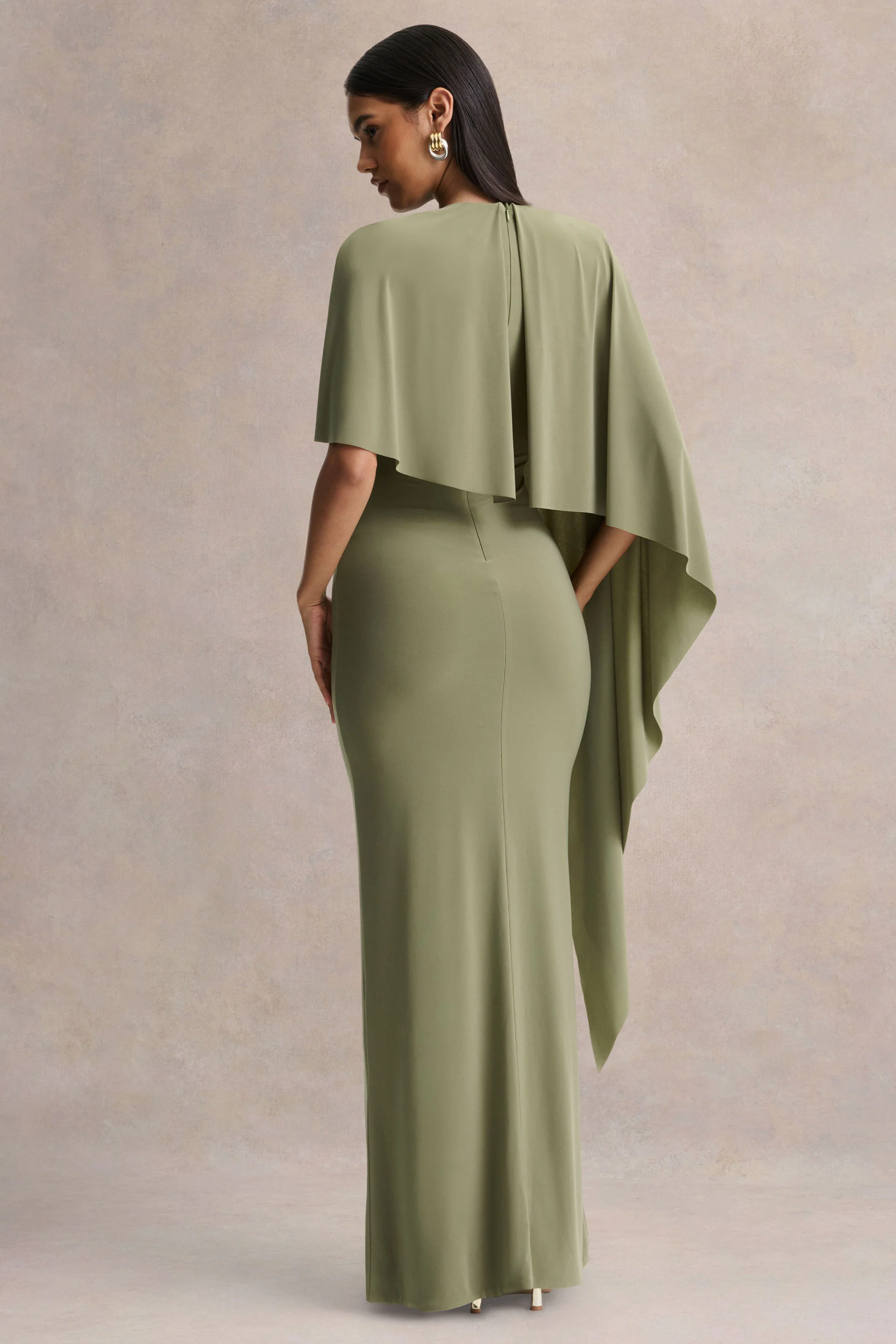 Ravena | Robe longue olive à encolure ras du cou avec manche cape asymétrique - Image 2