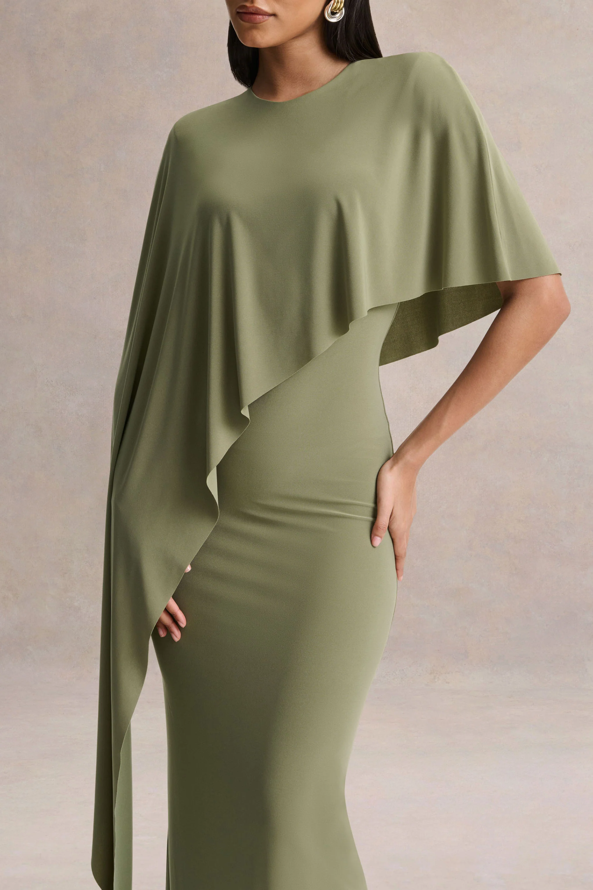 Ravena | Robe longue olive à encolure ras du cou avec manche cape asymétrique - Image 3