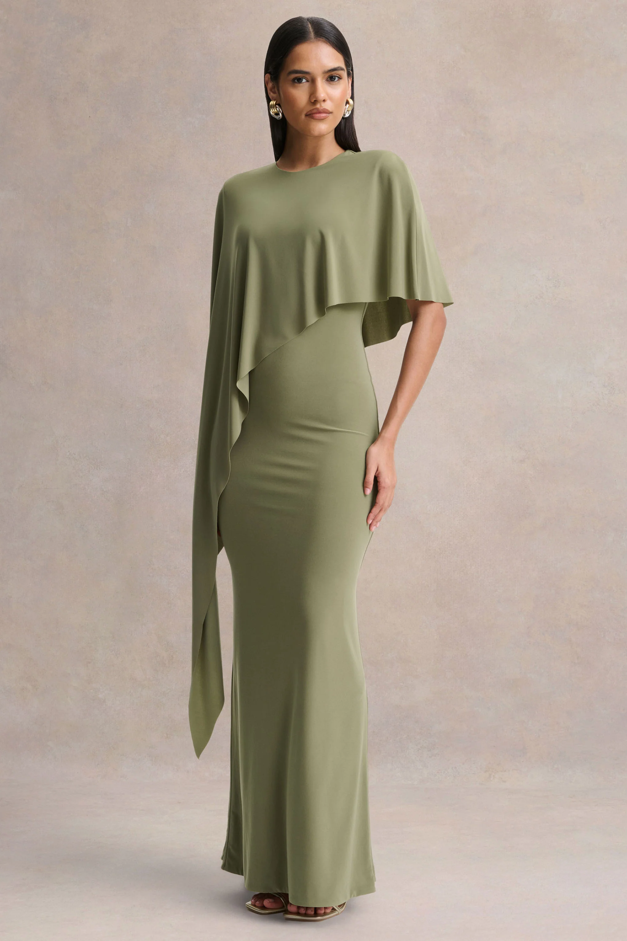 Ravena | Robe longue olive à encolure ras du cou avec manche cape asymétrique - Image 4