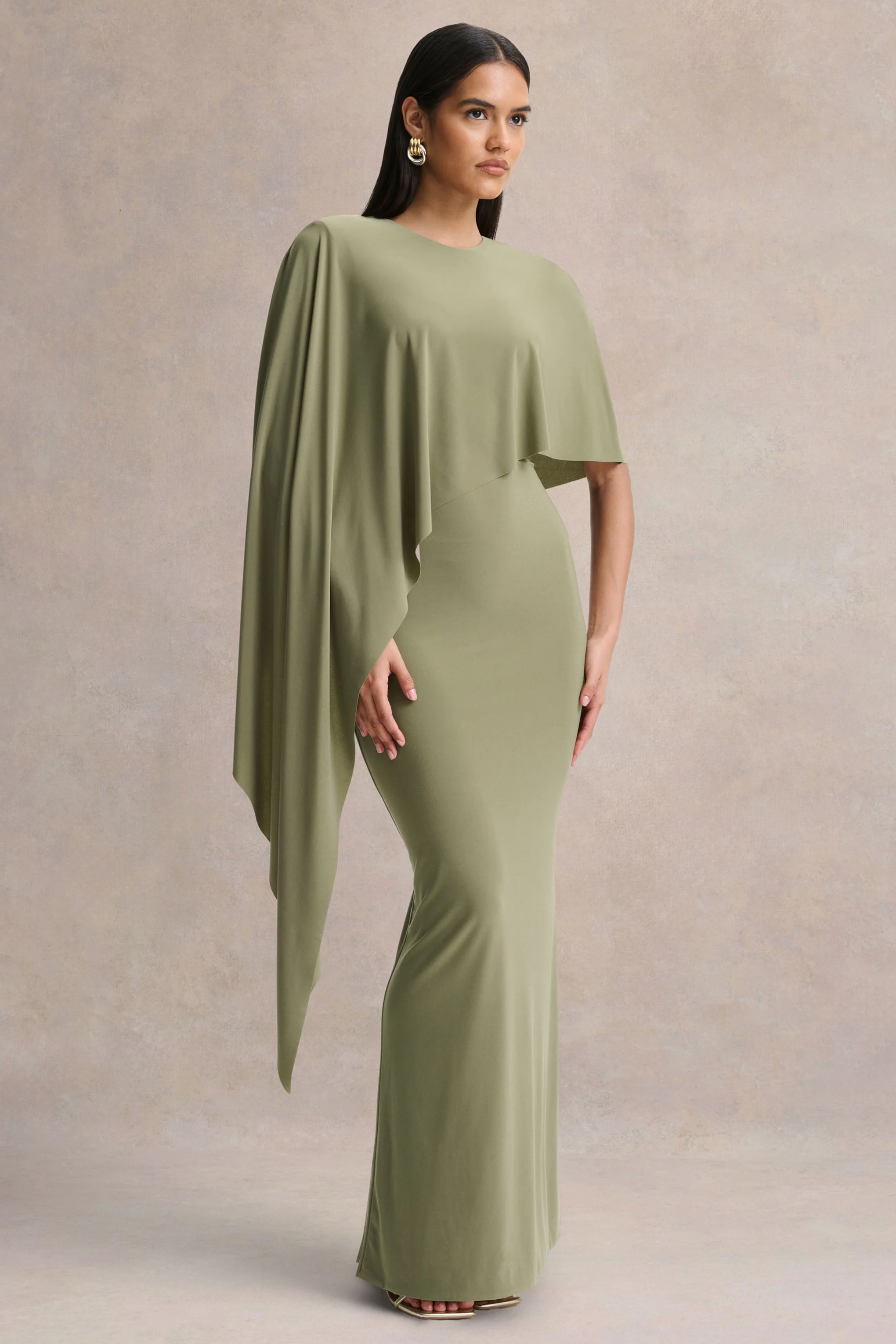 Ravena | Robe longue olive à encolure ras du cou avec manche cape asymétrique - Image 5