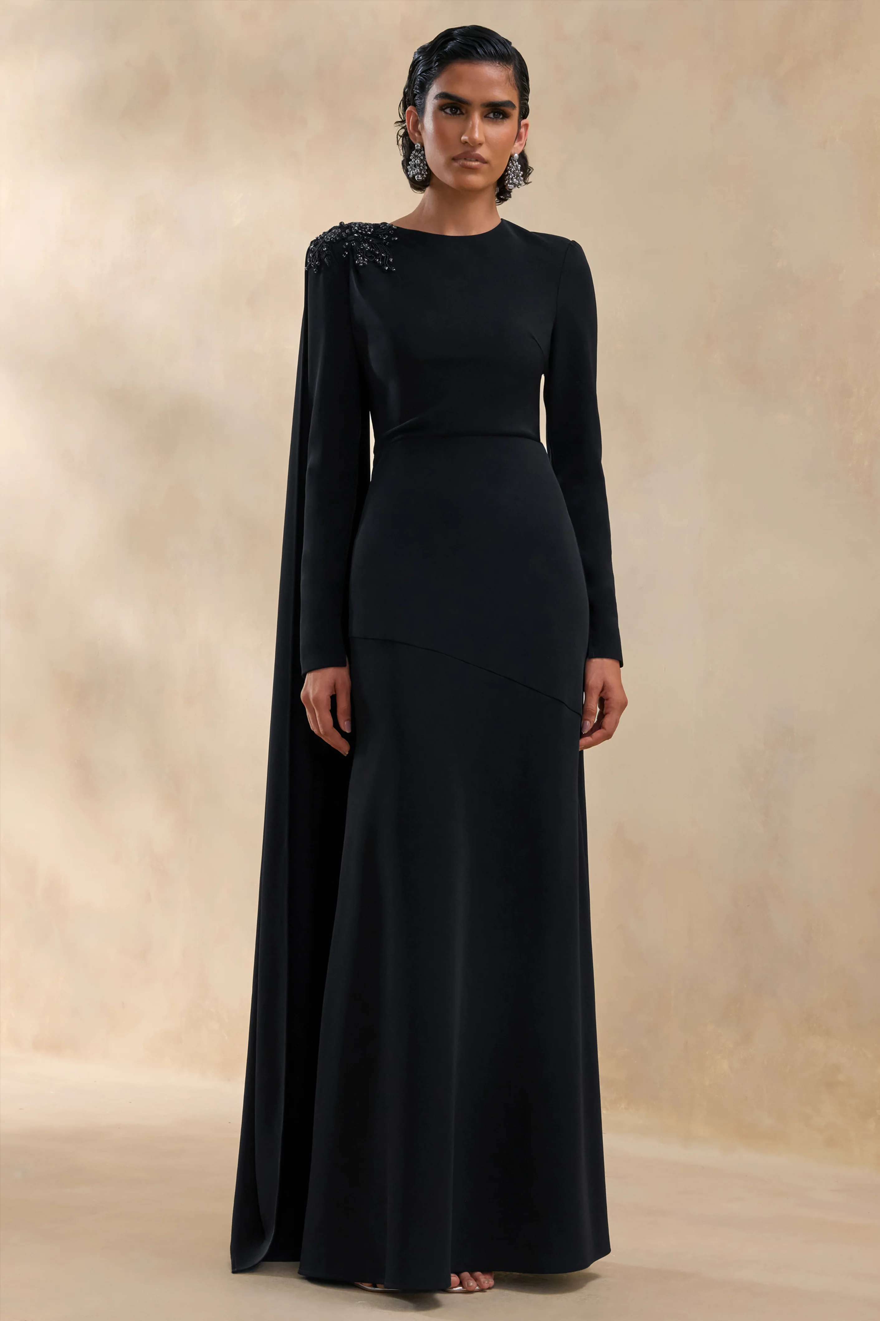 Reese | Robe longue noire à col montant avec détails ornés et ceinture