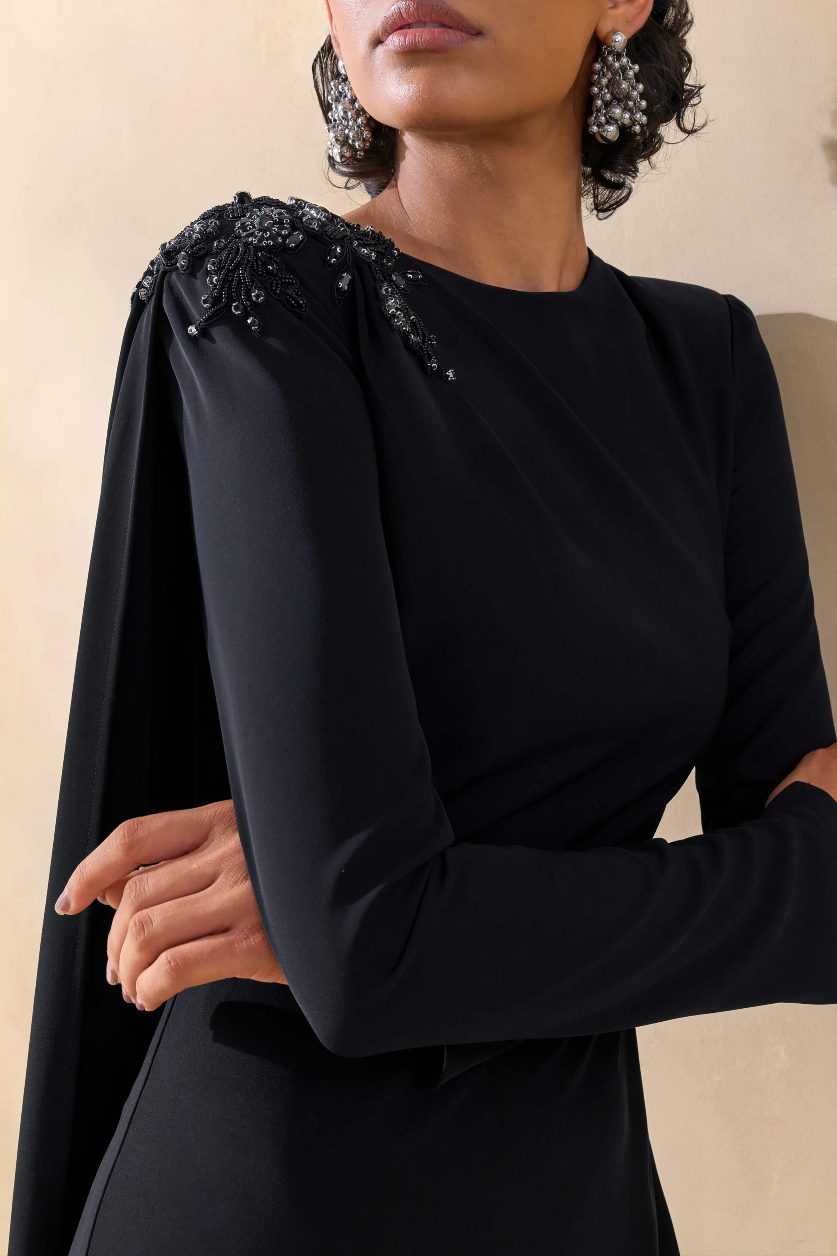 Reese | Robe longue noire à col montant avec détails ornés et ceinture - Image 5