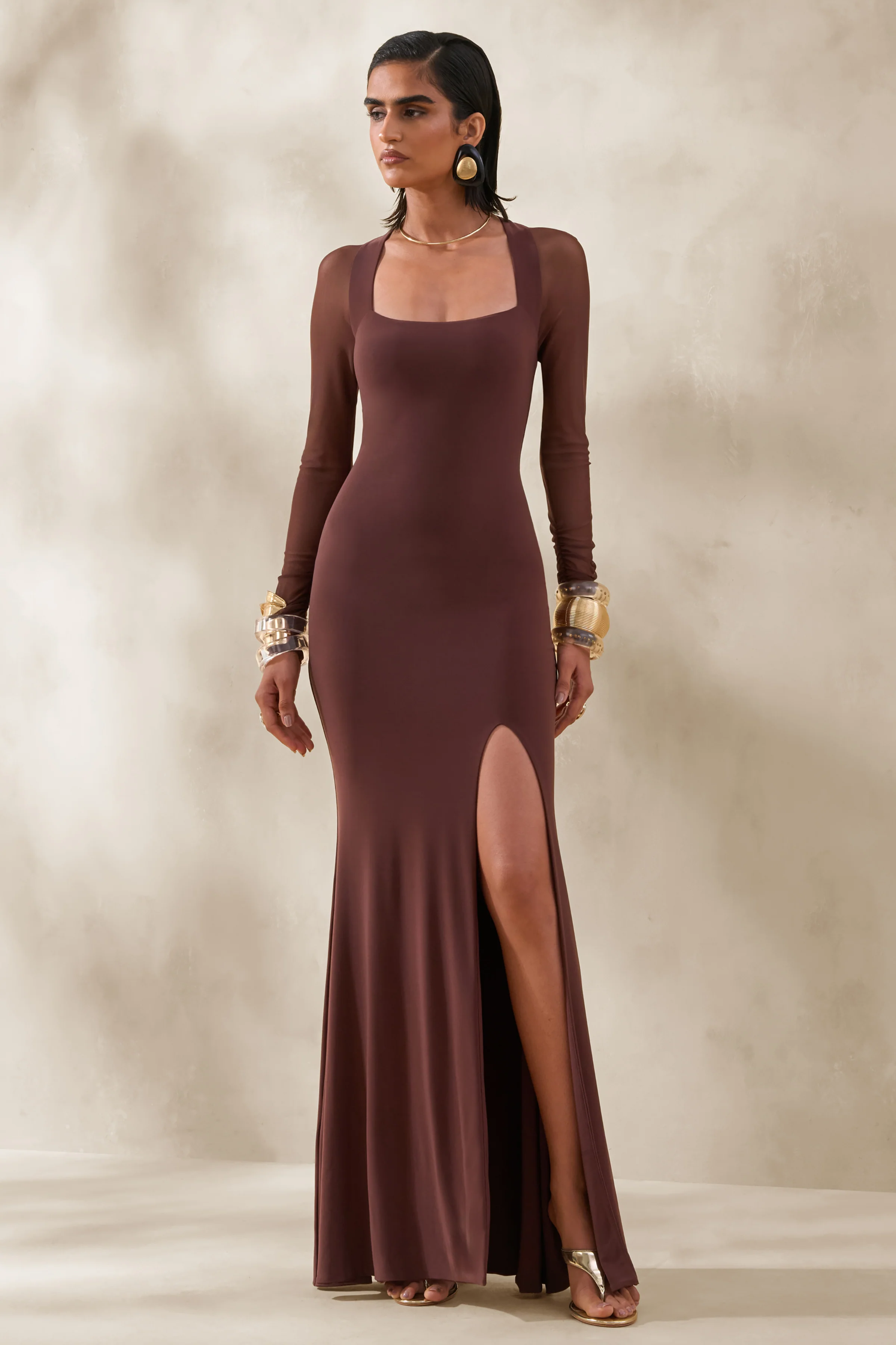 Renalia | Robe longue marron à encolure carrée avec manches longues en mesh - Image 4