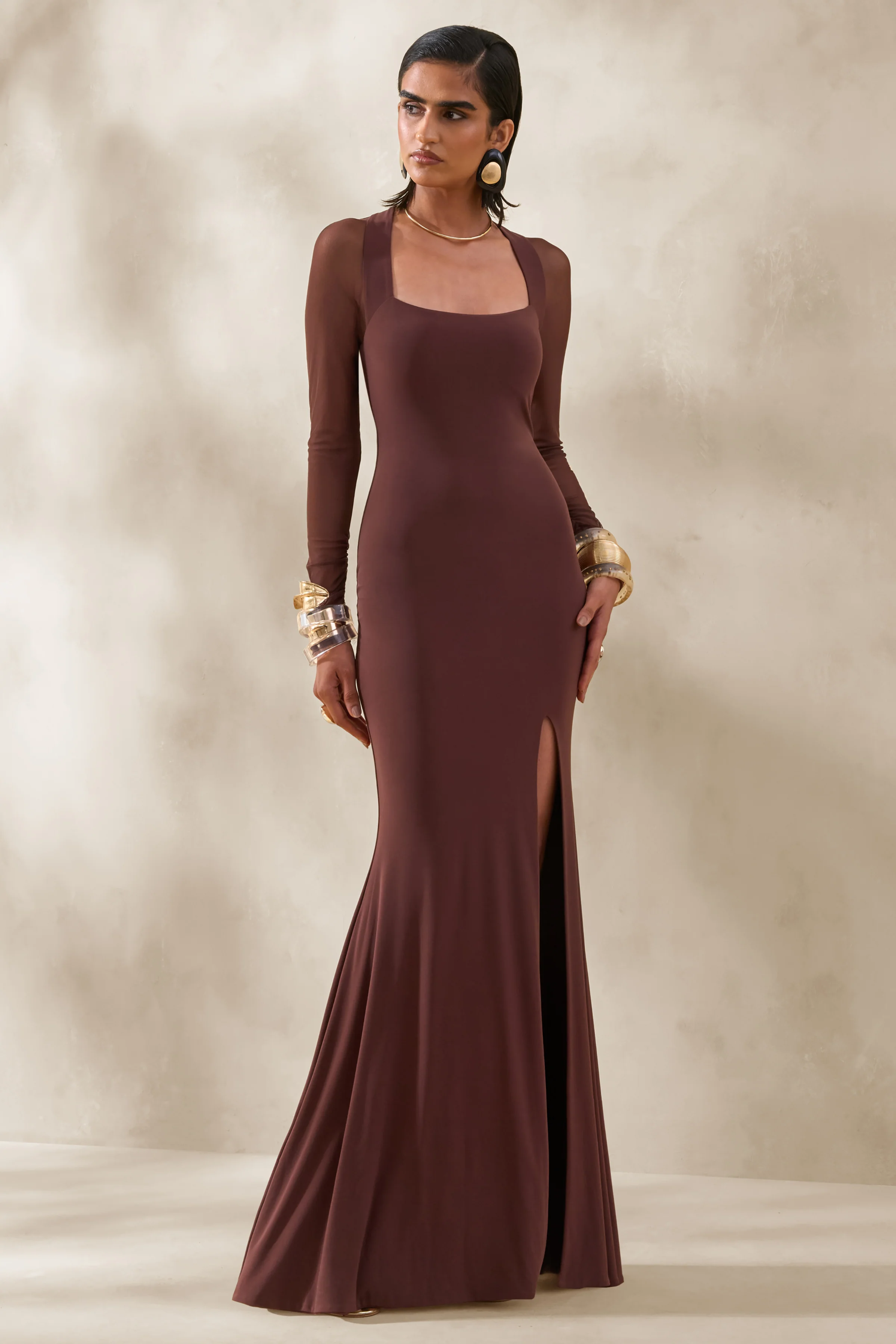 Renalia | Robe longue marron à encolure carrée avec manches longues en mesh - Image 5