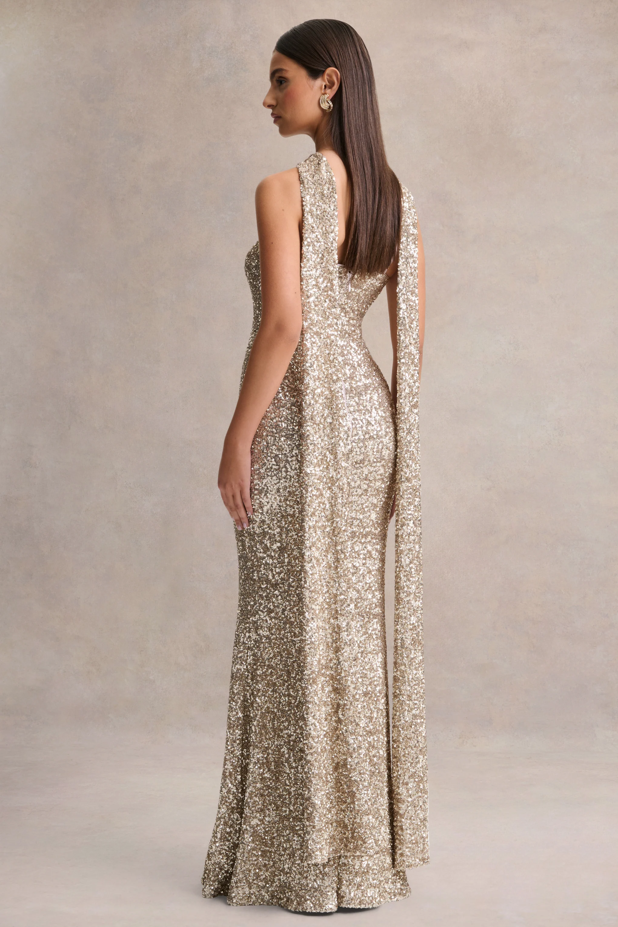Renelle | Robe longue dorée en sequins à encolure américaine - Image 2