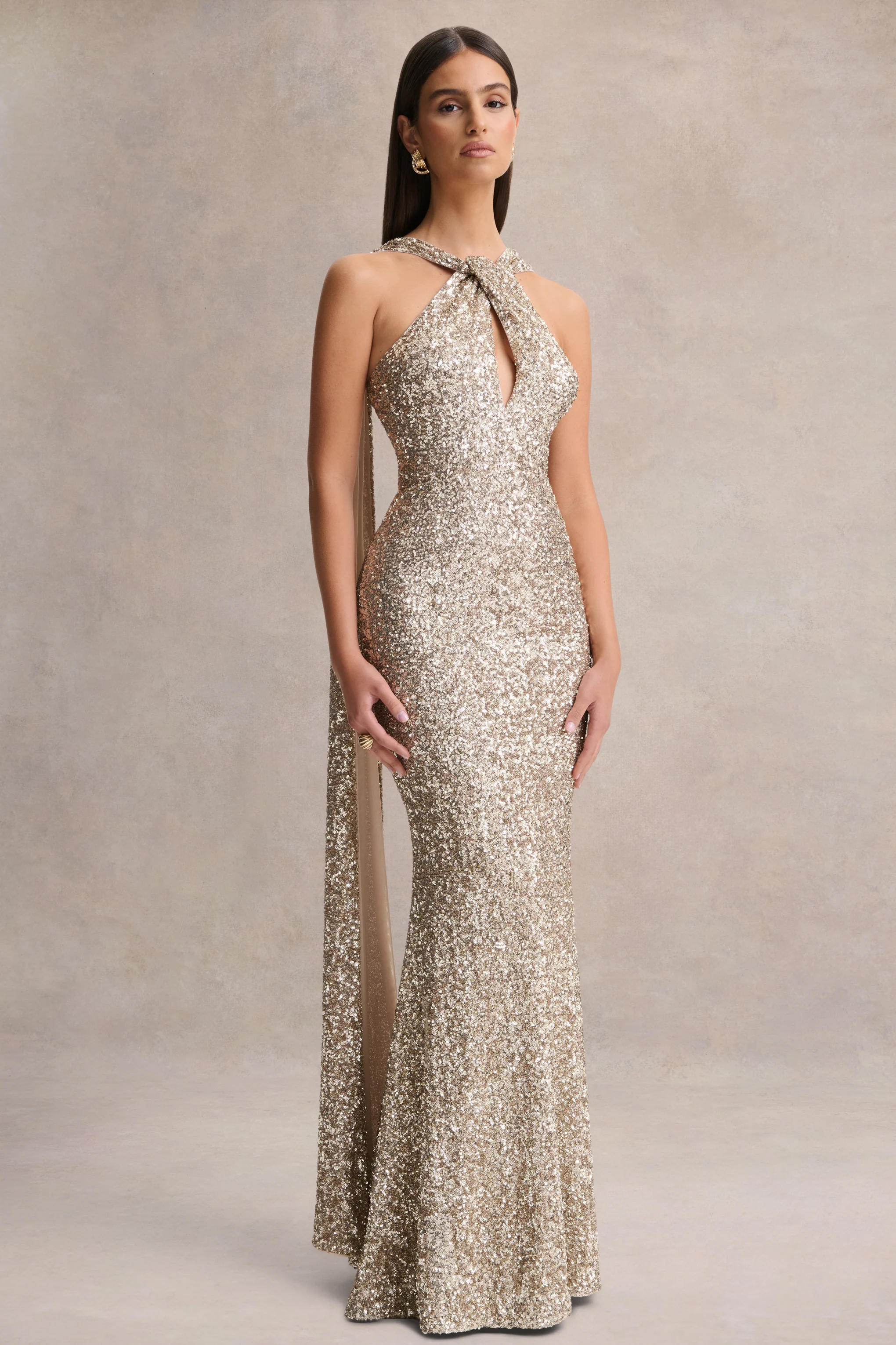 Renelle | Robe longue dorée en sequins à encolure américaine - Image 4