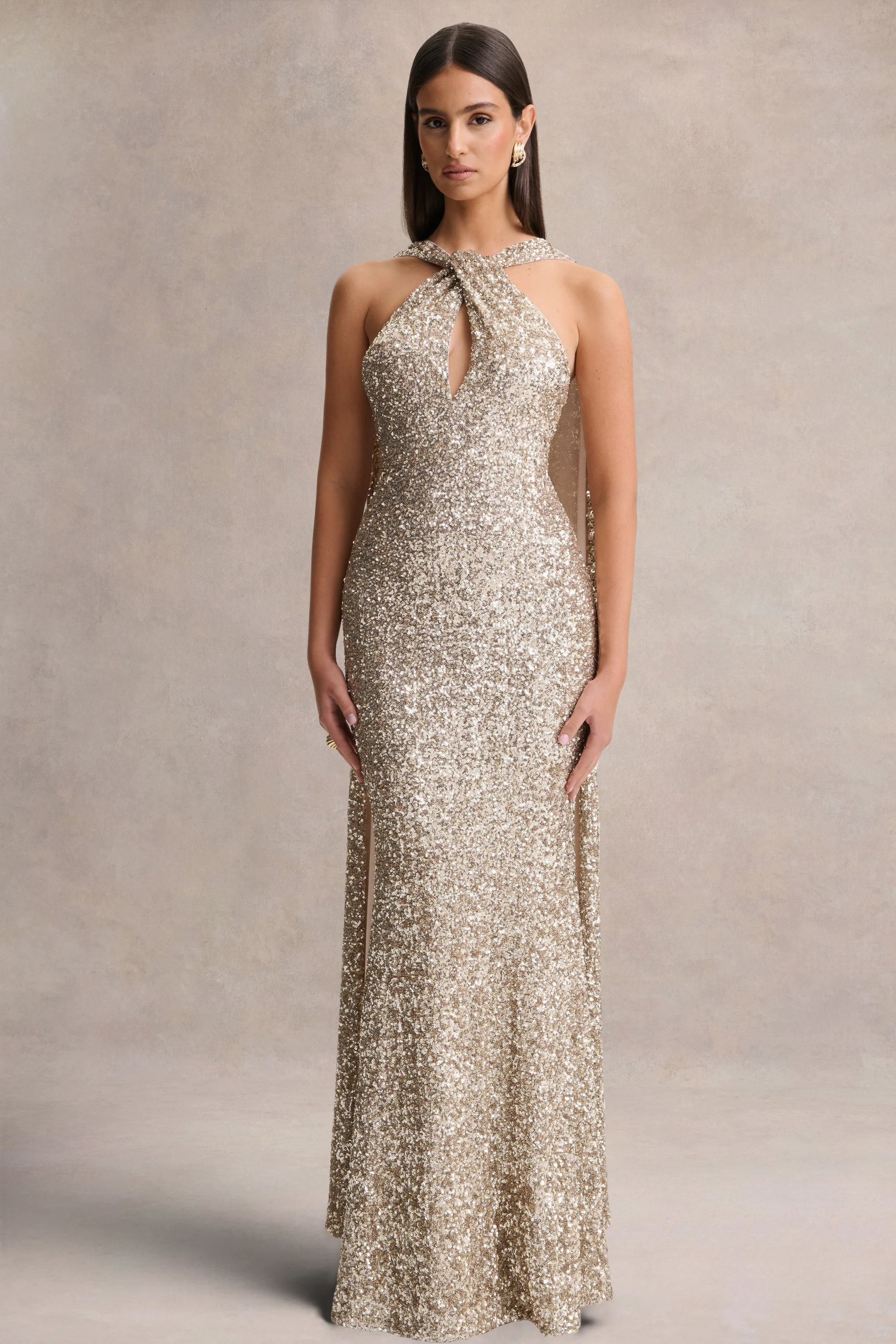 Renelle | Robe longue dorée en sequins à encolure américaine - Image 5