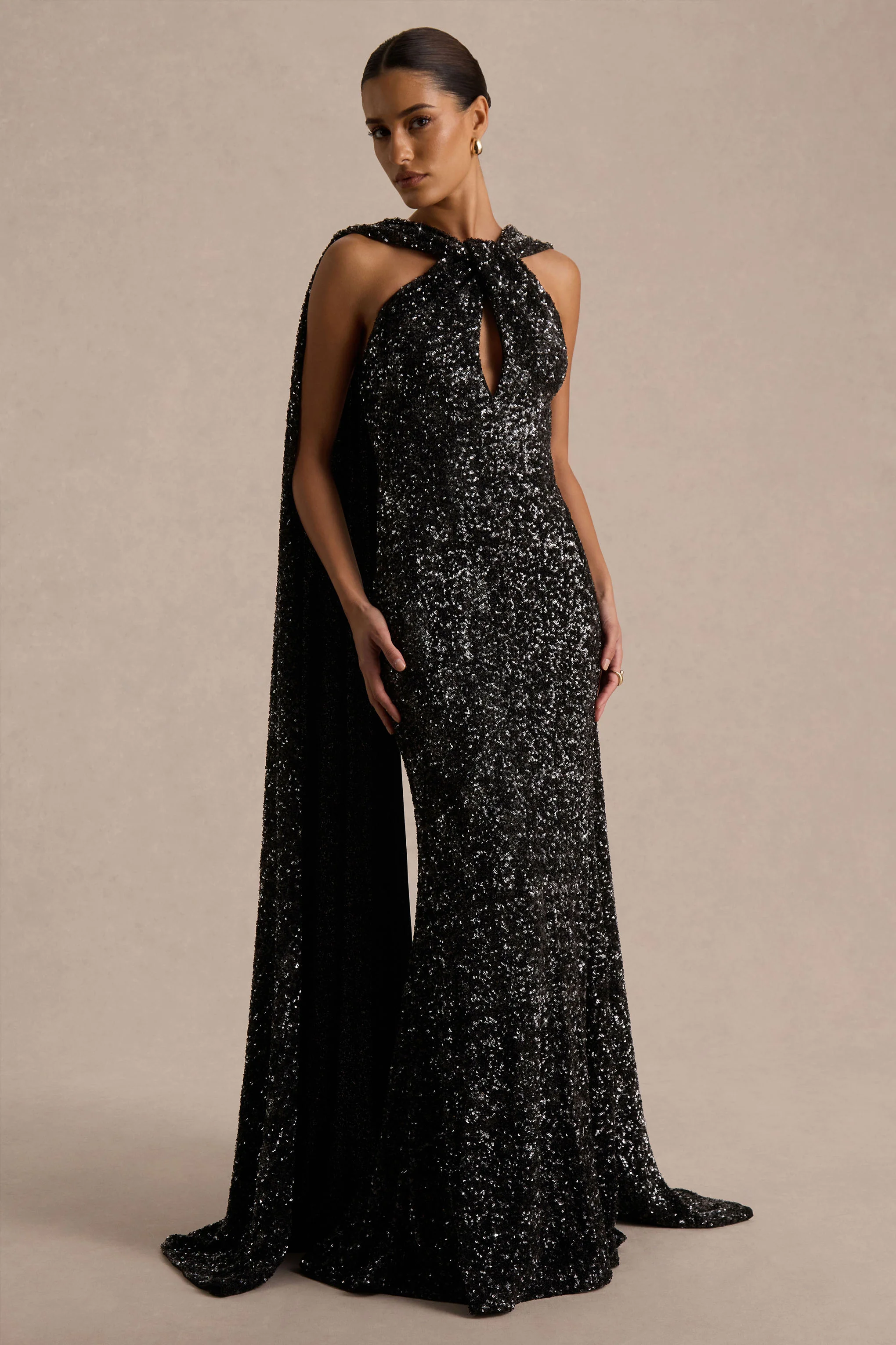 Renelle | Robe longue noire à dos nu en sequins