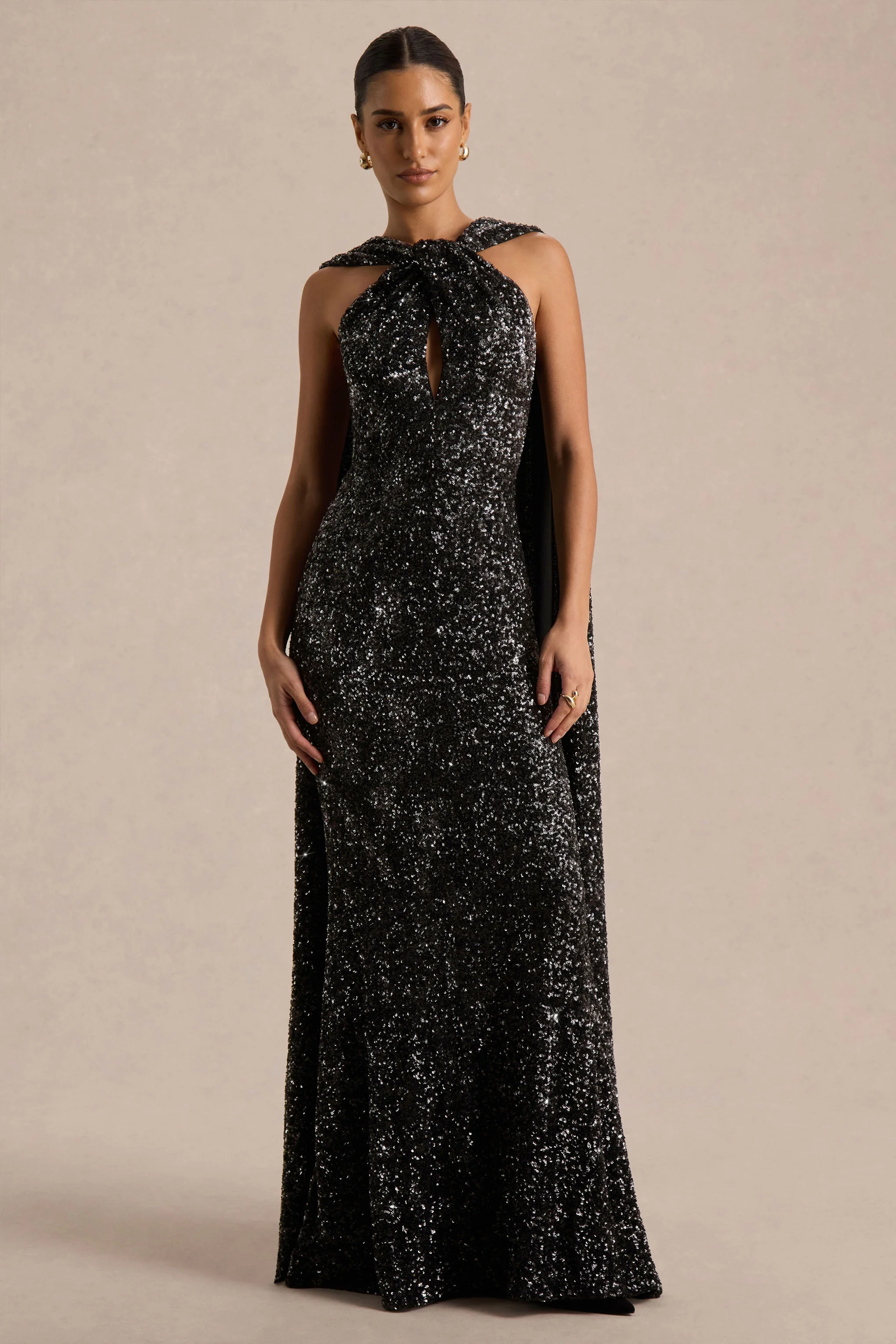 Renelle | Robe longue noire à dos nu en sequins - Image 5