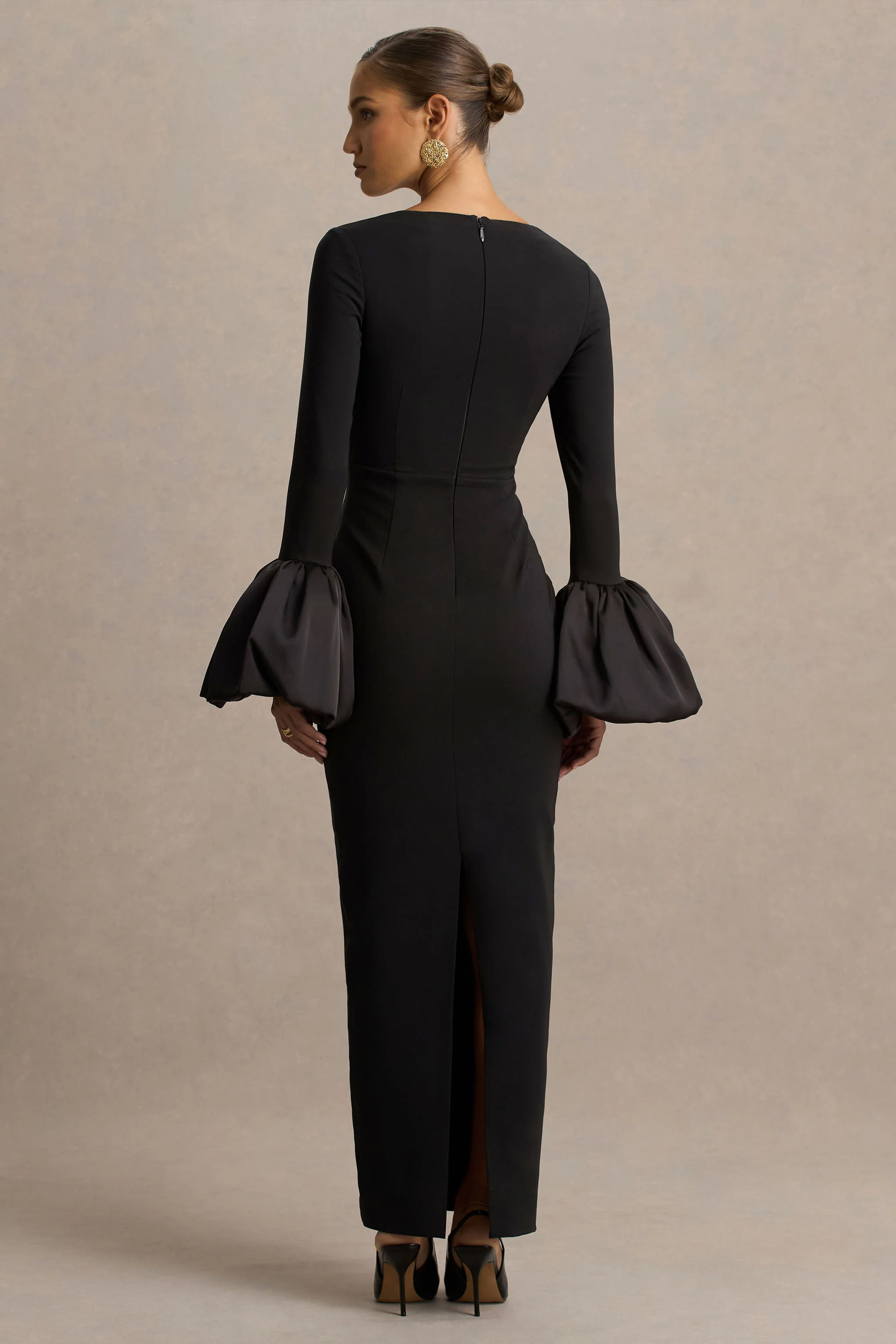 Retreat | Robe longue noire à décolleté carré avec manches bouffantes en satin - Image 2