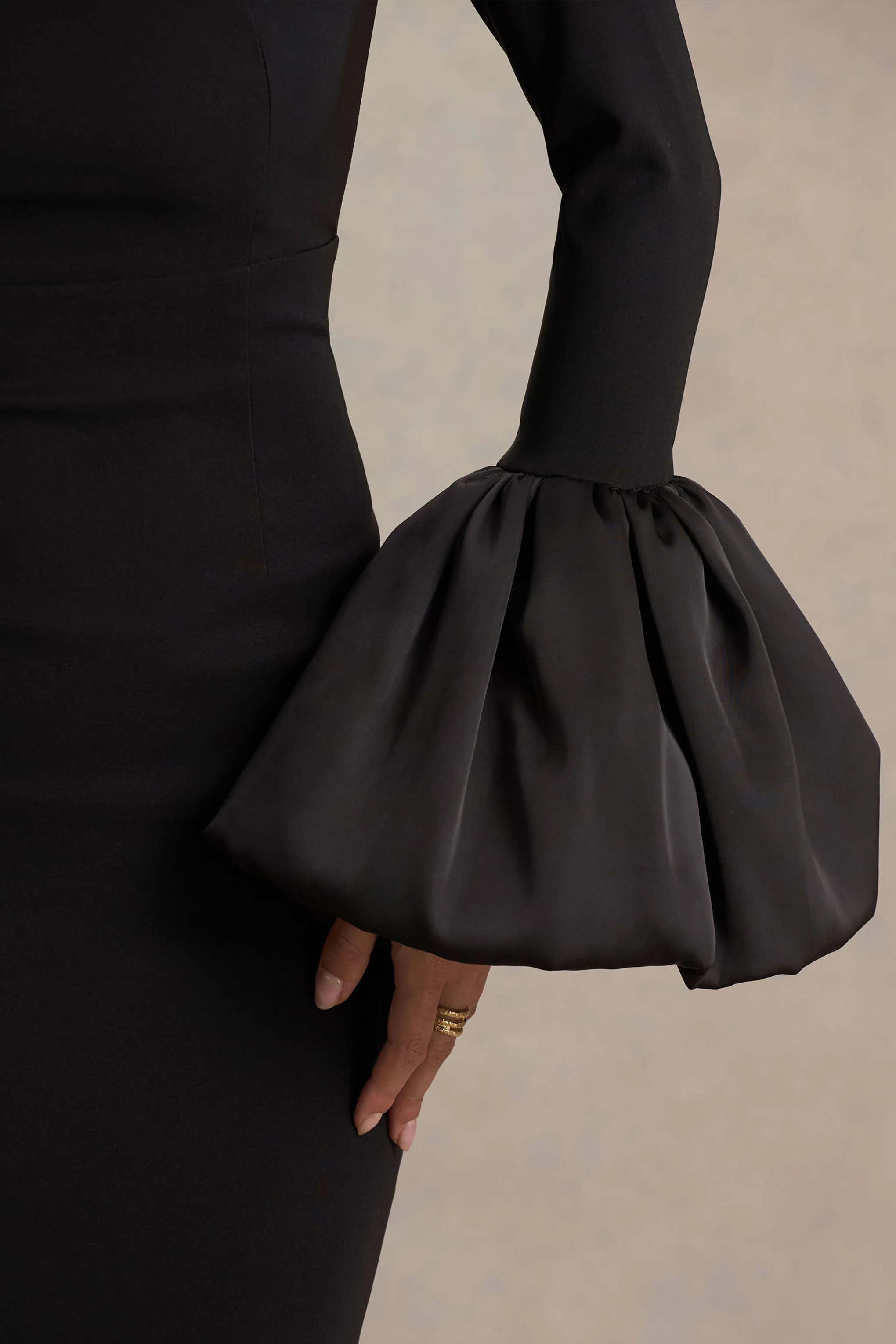 Retreat | Robe longue noire à décolleté carré avec manches bouffantes en satin - Image 3