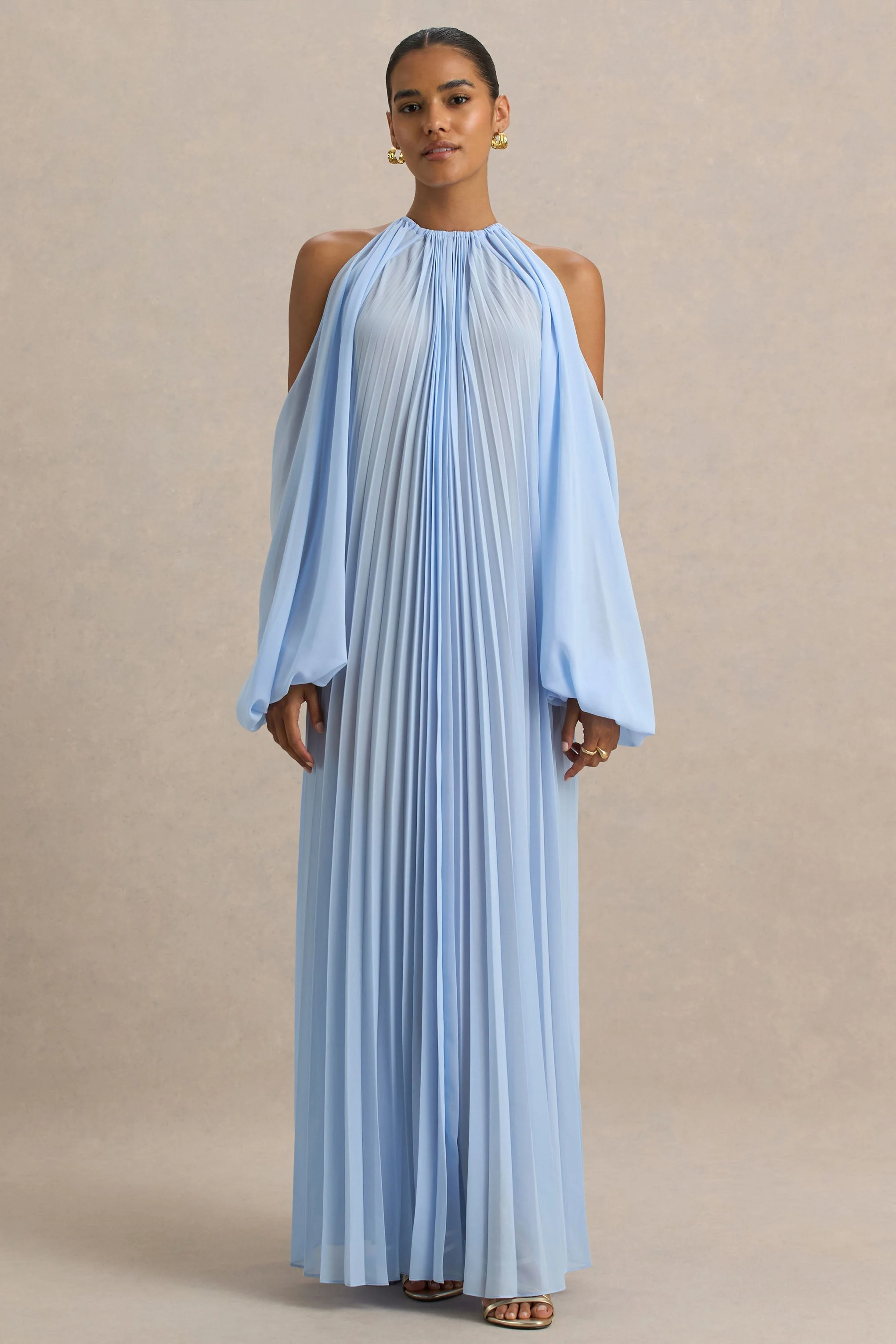 Reyna | Robe longue en chiffon plissé bleu poudré avec épaules dénudées - Image 3
