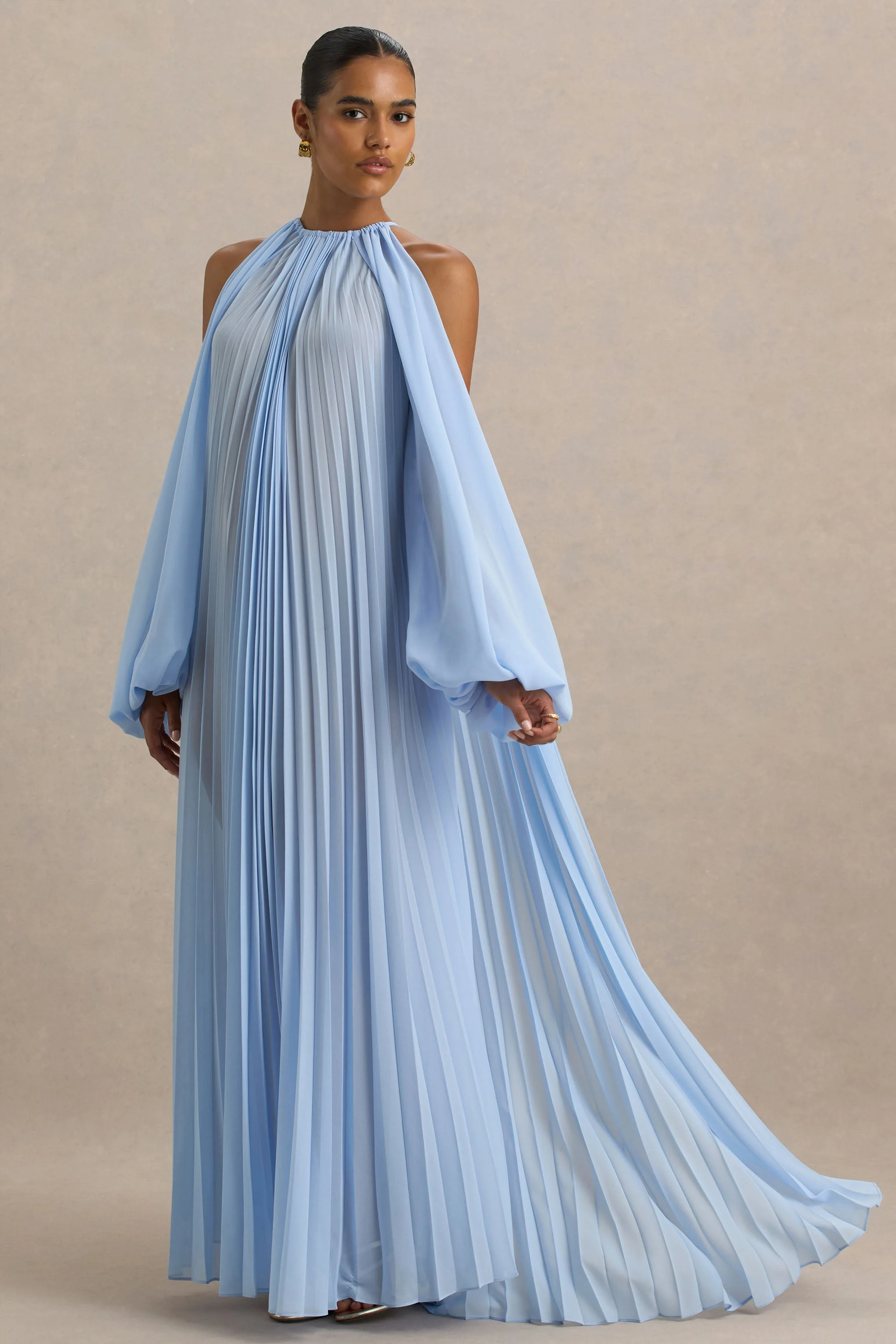 Reyna | Robe longue en chiffon plissé bleu poudré avec épaules dénudées - Image 4