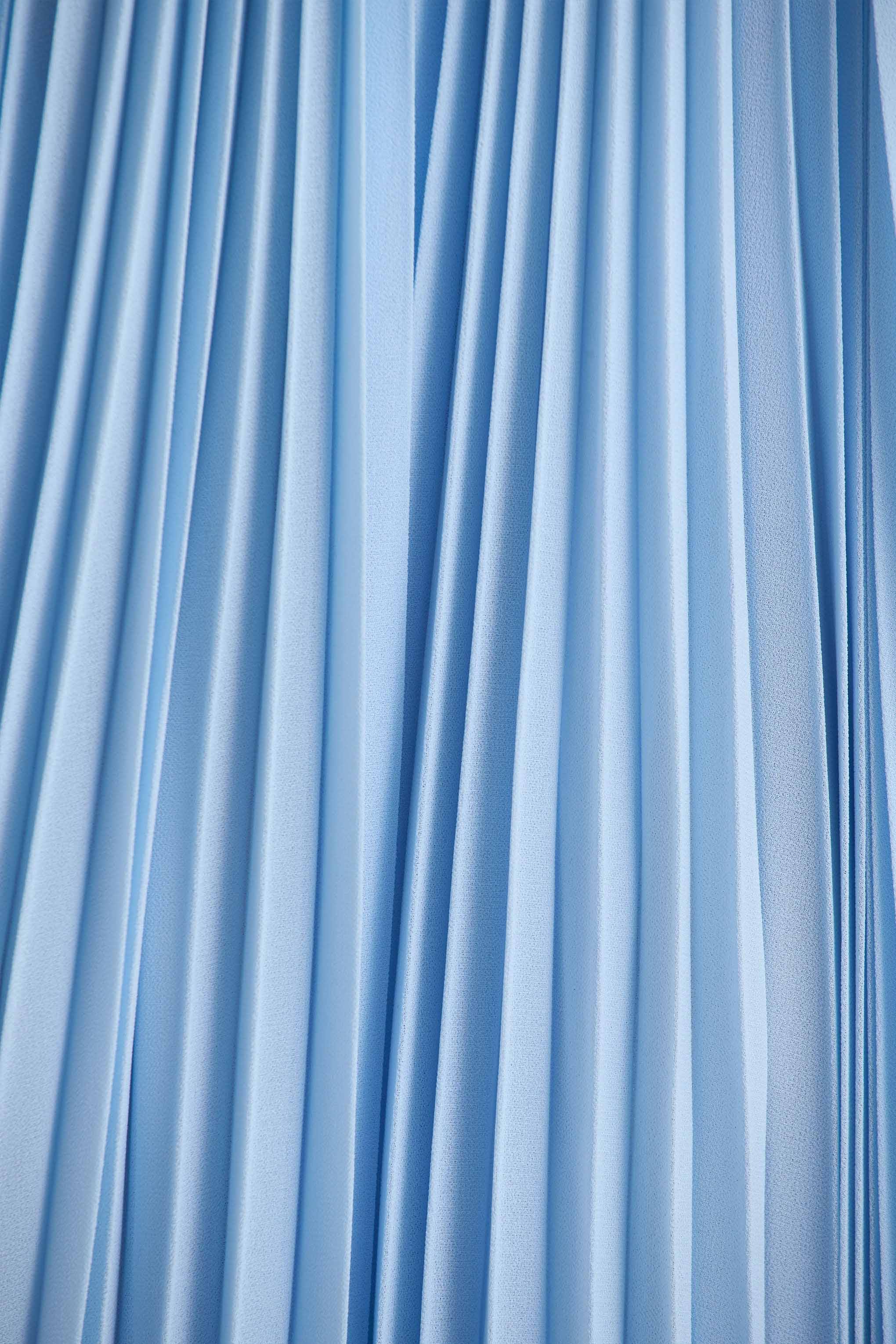Reyna | Robe longue en chiffon plissé bleu poudré avec épaules dénudées - Image 5
