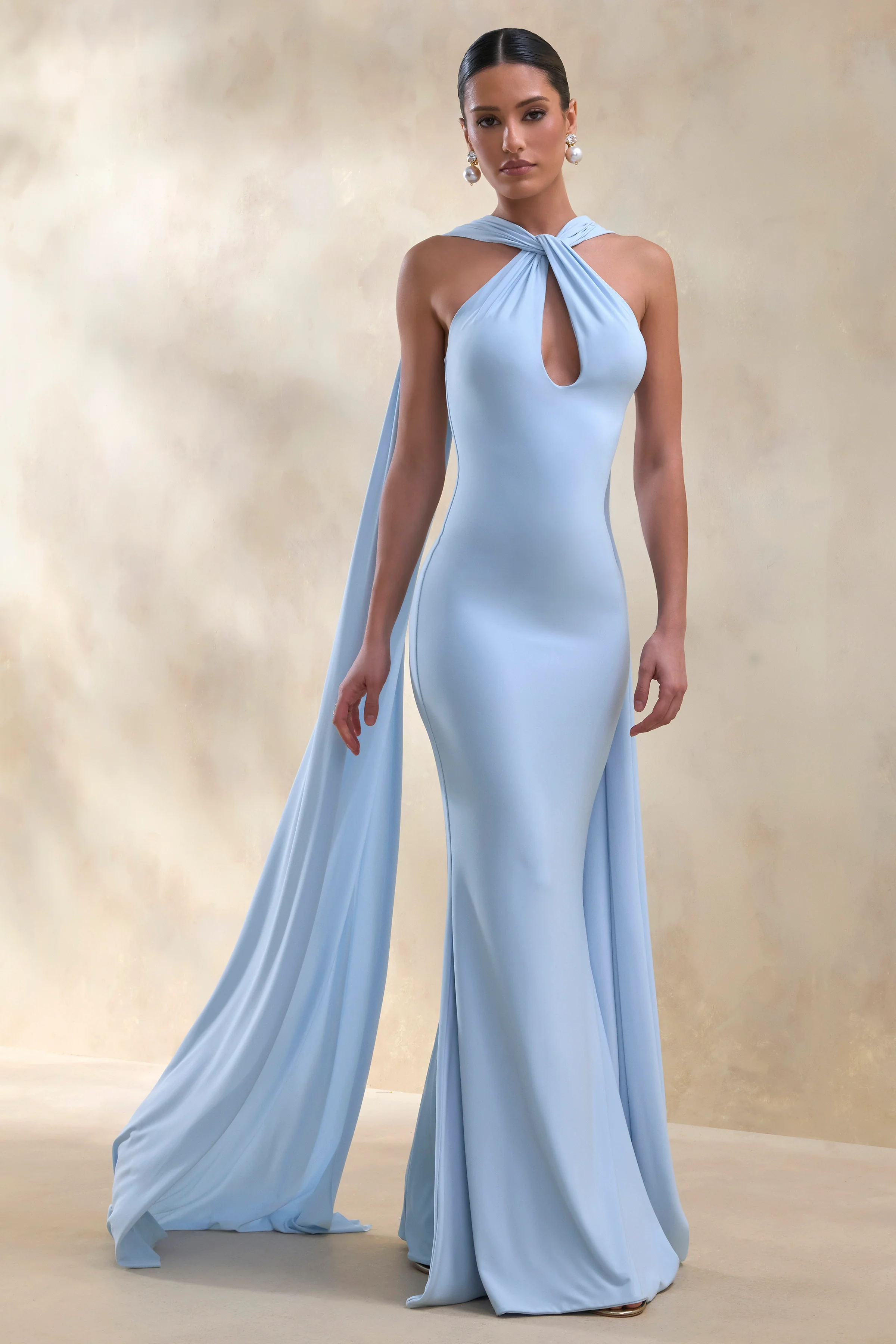 Rhoda | Robe longue bleu poudré à encolure dos-nu torsadée avec cape - Image 5