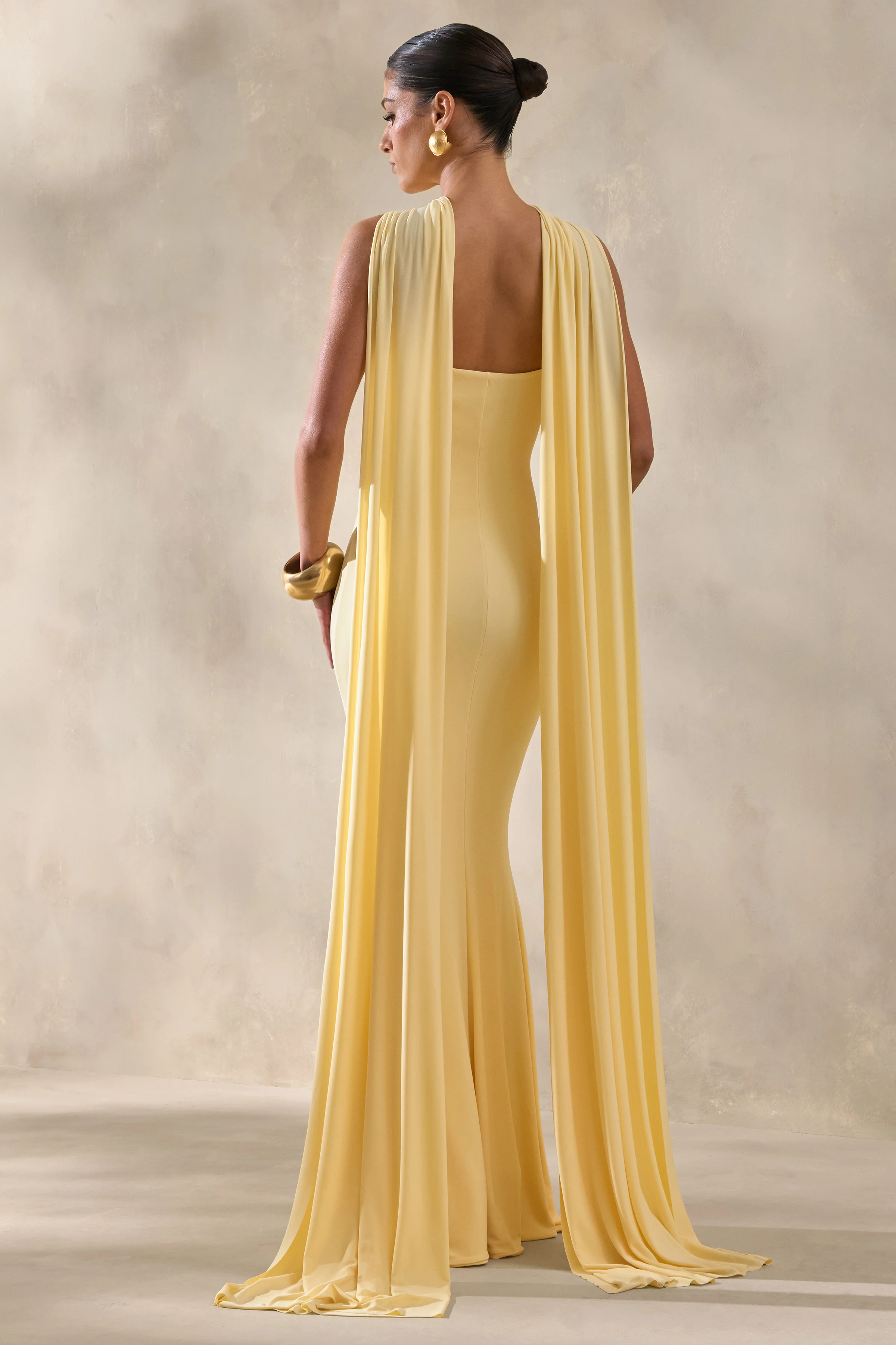 Rhoda | Robe longue citron à encolure dos-nu torsadée avec cape - Image 2