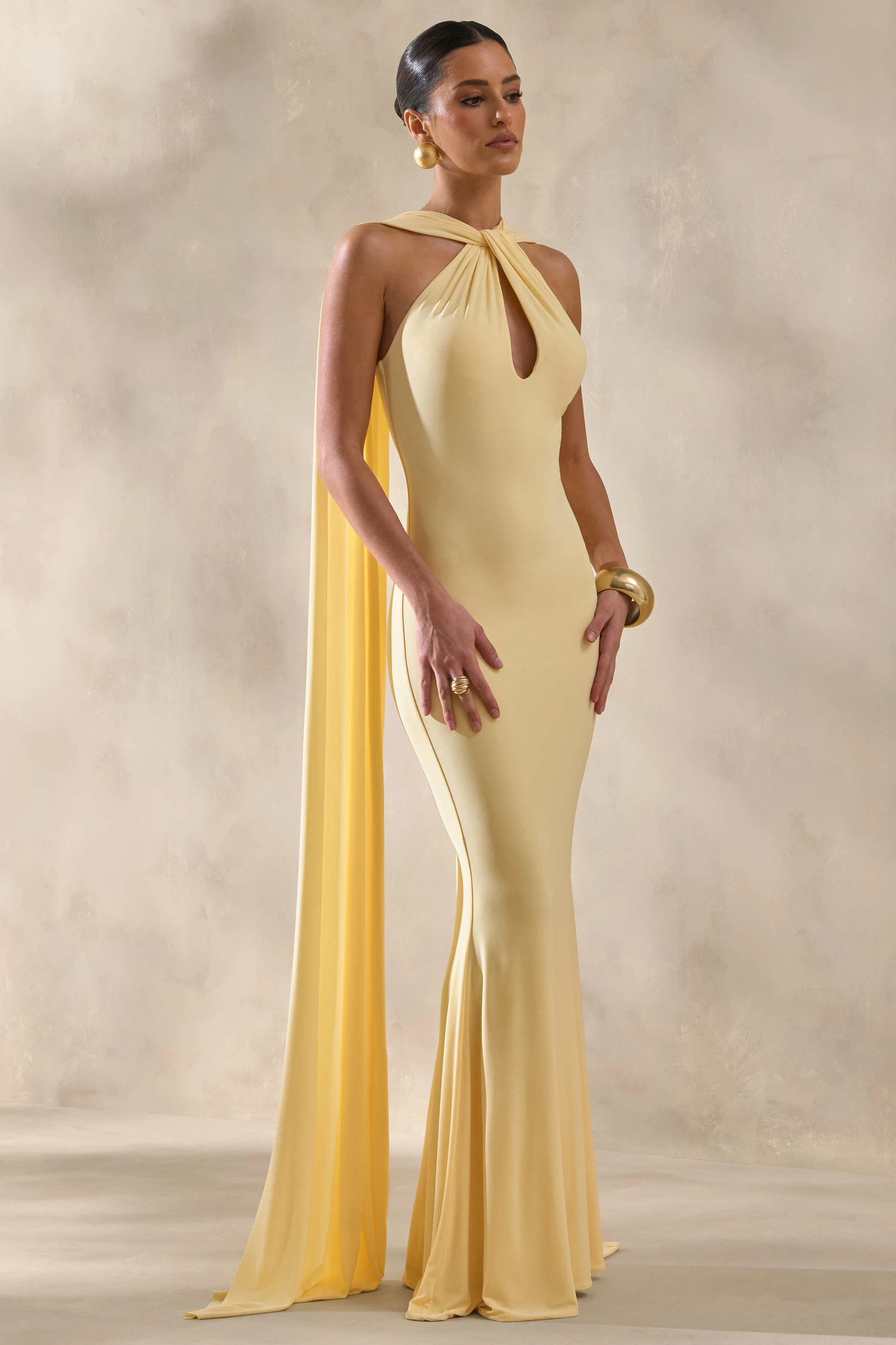 Rhoda | Robe longue citron à encolure dos-nu torsadée avec cape - Image 6