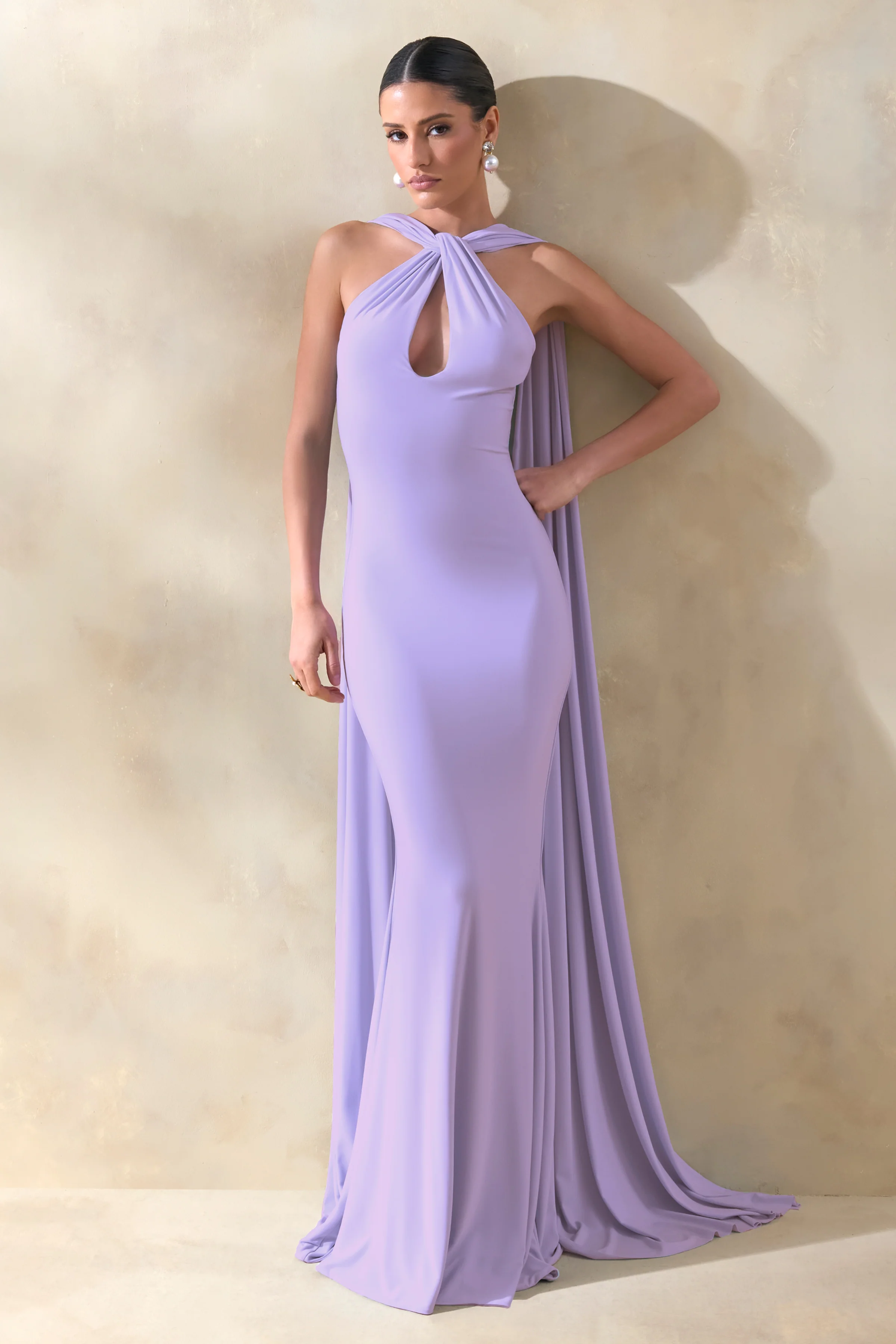 Rhoda | Robe longue lilas à encolure dos-nu torsadée avec cape - Image 4