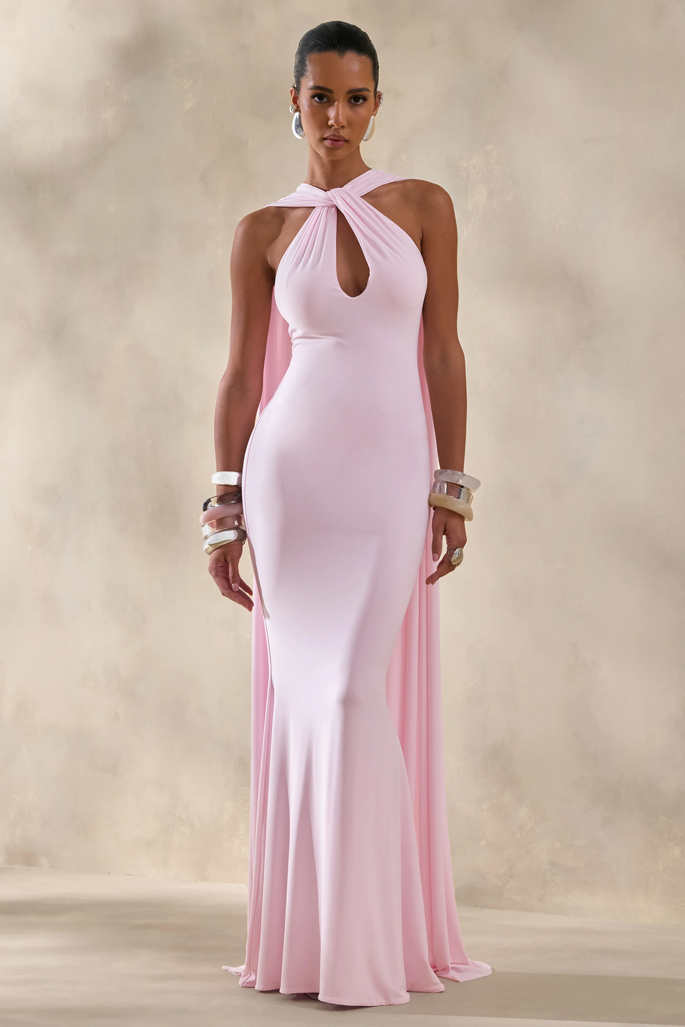 Rhoda | Robe longue rose clair à encolure dos-nu torsadée avec cape
