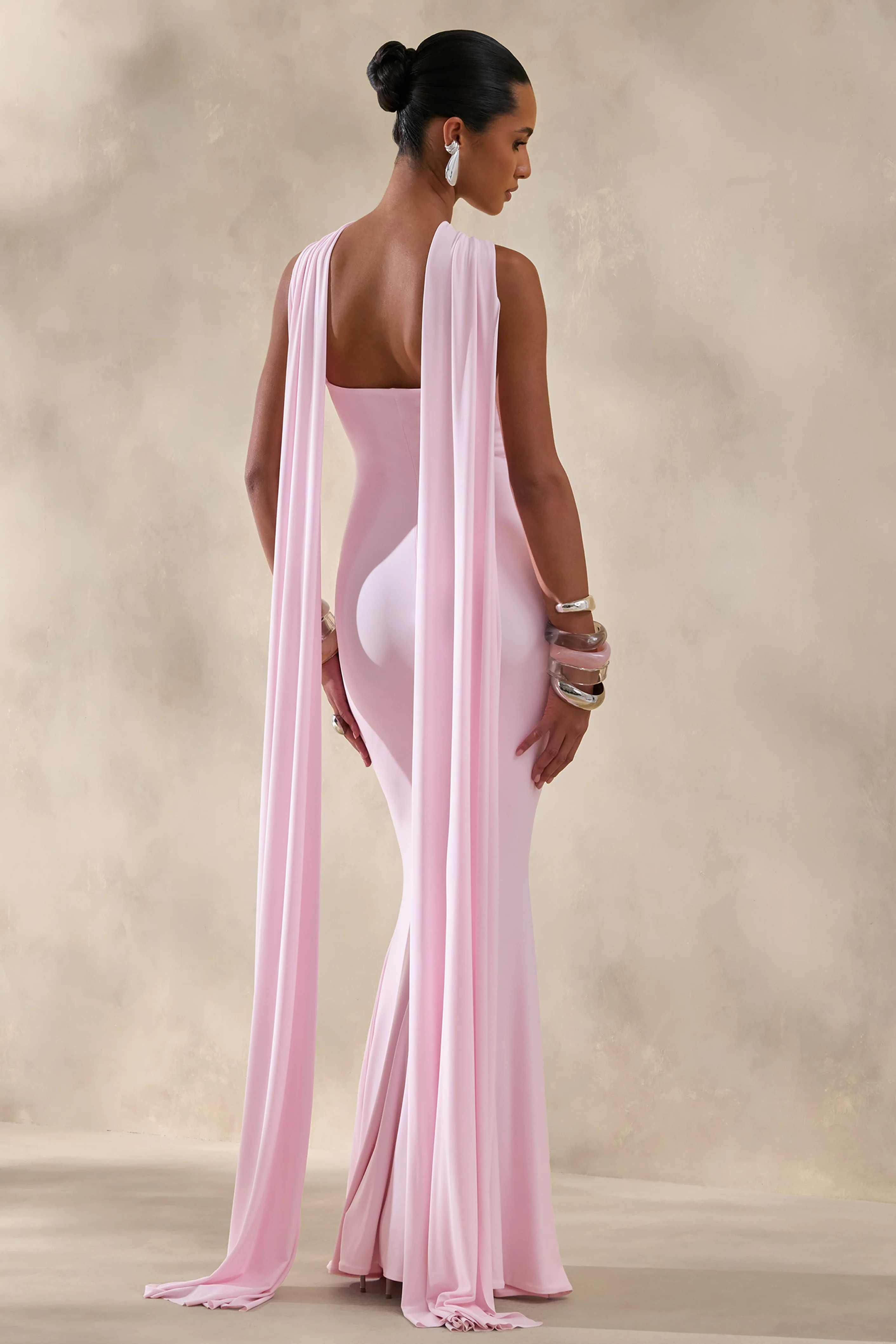 Rhoda | Robe longue rose clair à encolure dos-nu torsadée avec cape - Image 2