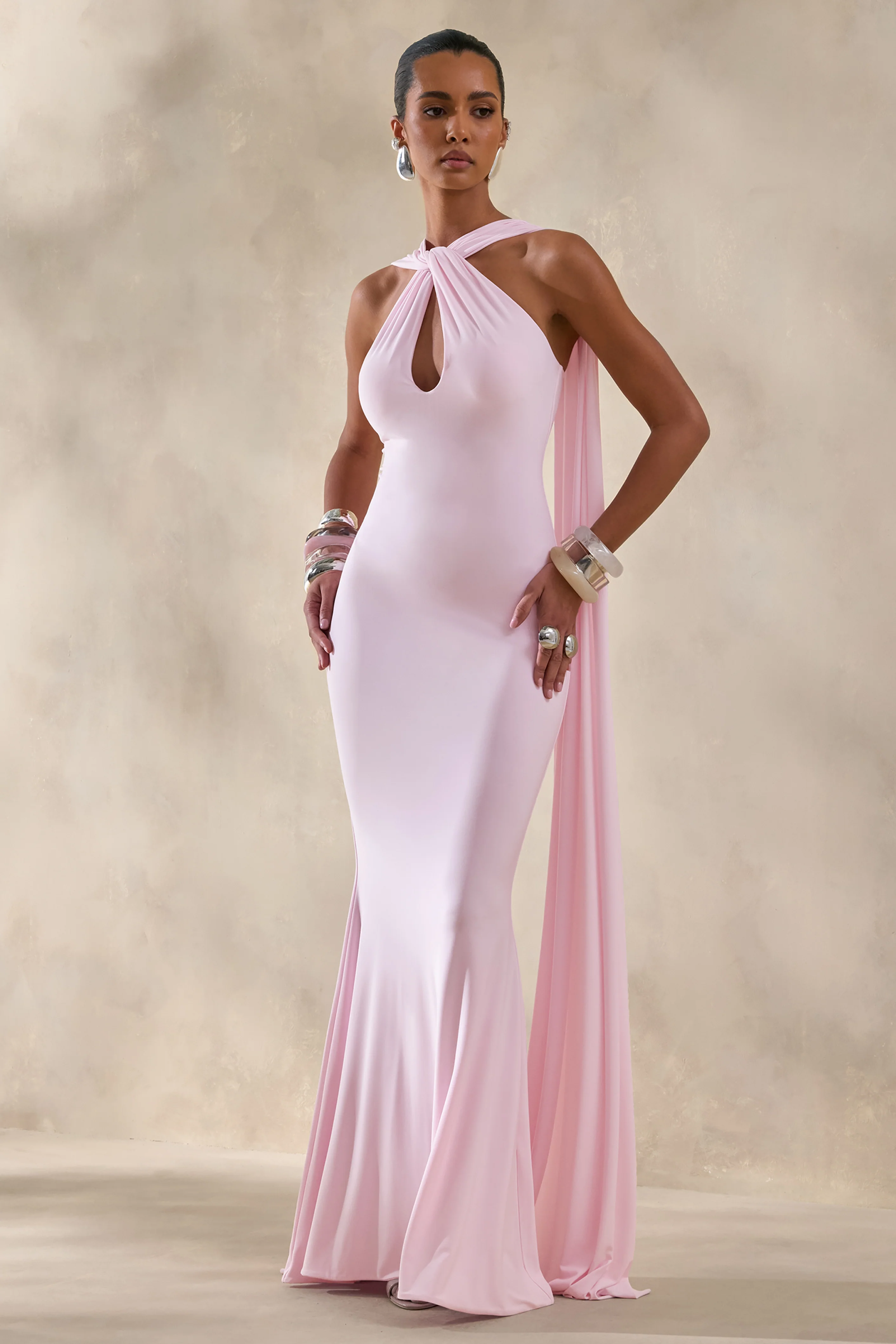 Rhoda | Robe longue rose clair à encolure dos-nu torsadée avec cape - Image 4