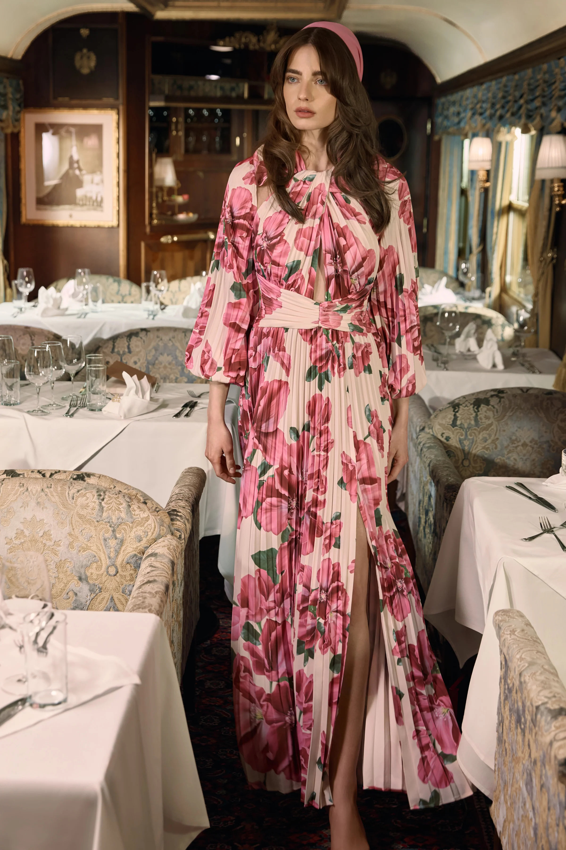 Rionna | Robe longue à imprimé hibiscus rose à encolure haute avec découpes