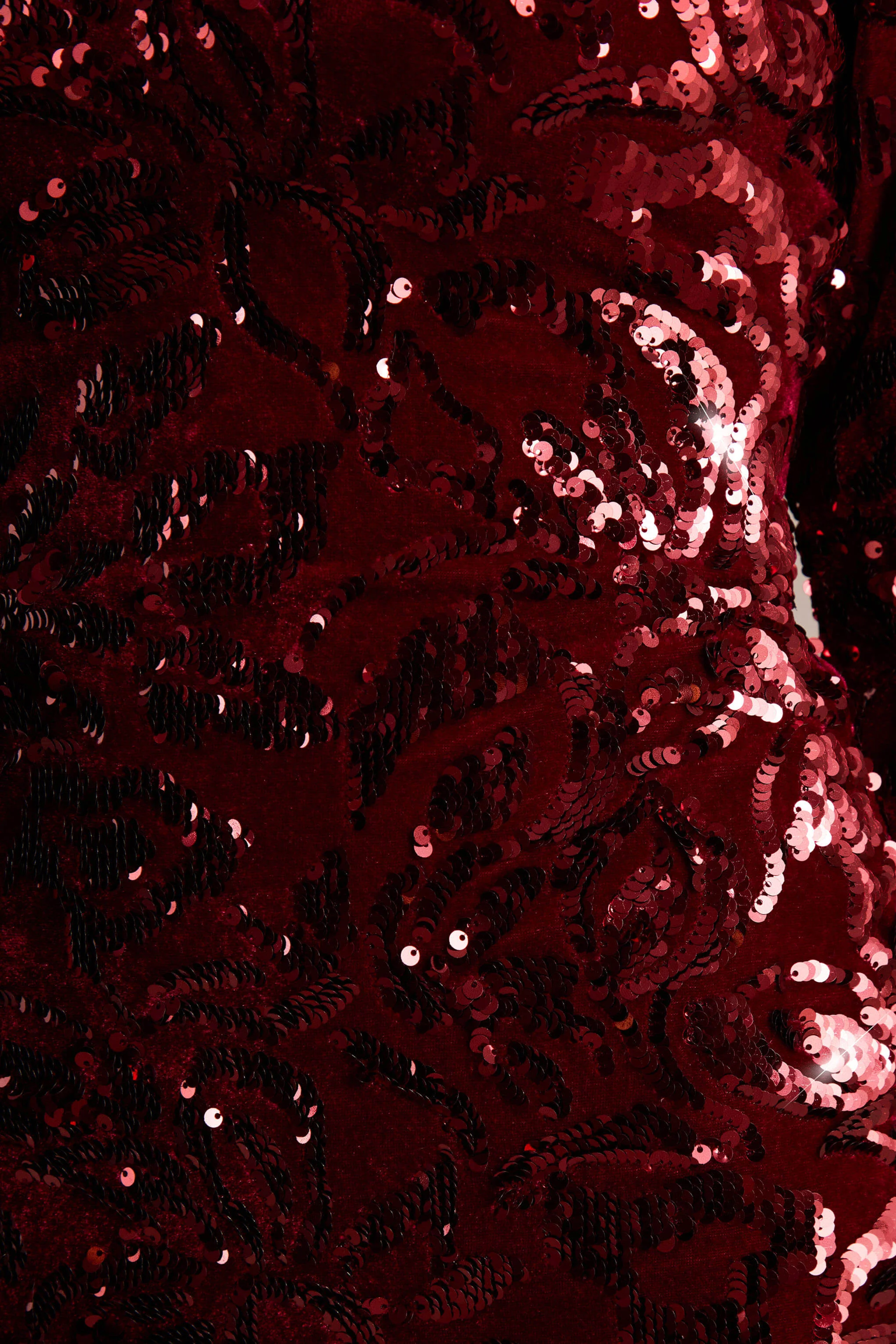 Ritz | Mini-robe en sequins bordeaux à décolleté plongeant et manches longues - Image 6