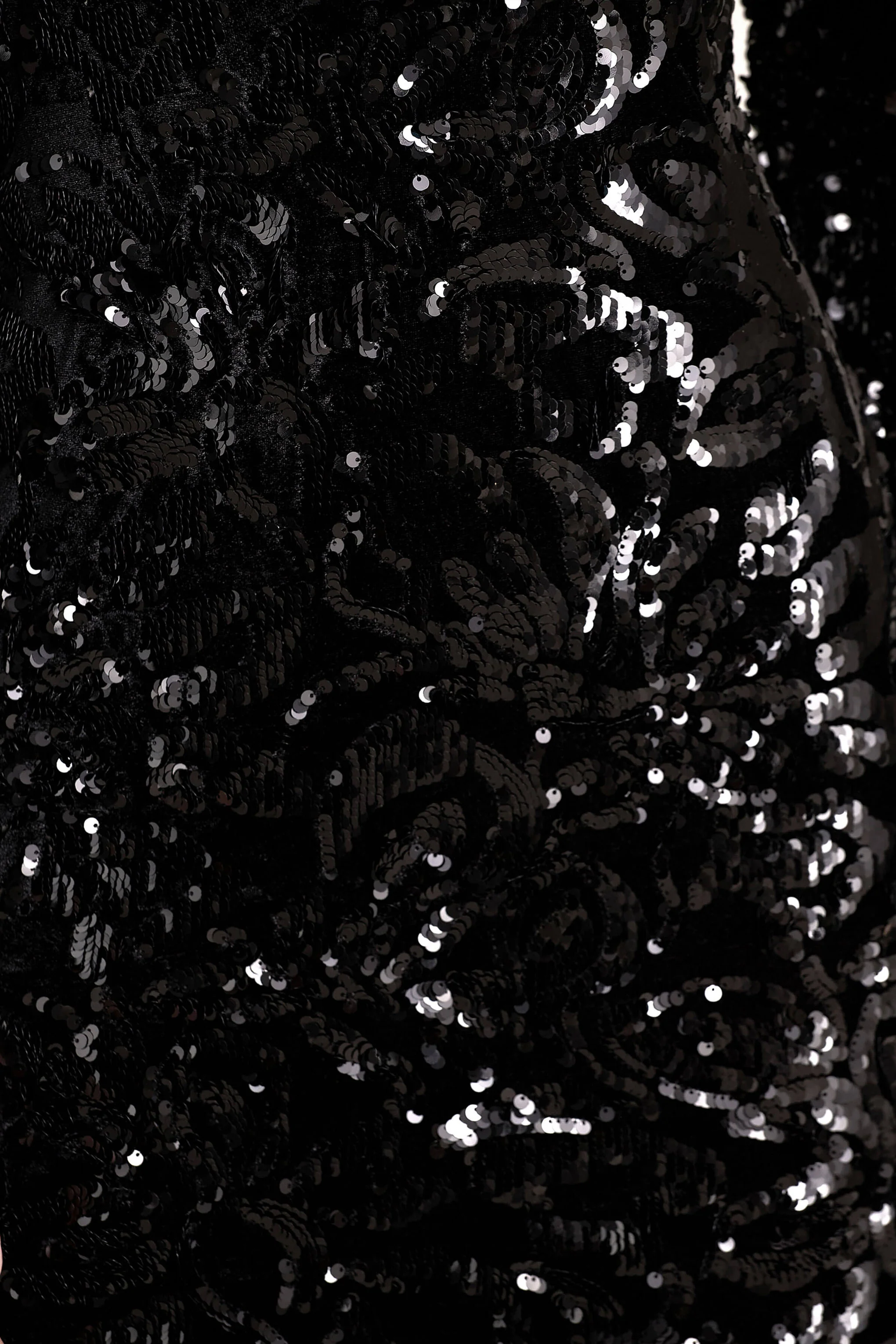 Ritz | Mini-robe noire en sequins à décolleté plongeant et manches longues - Image 6