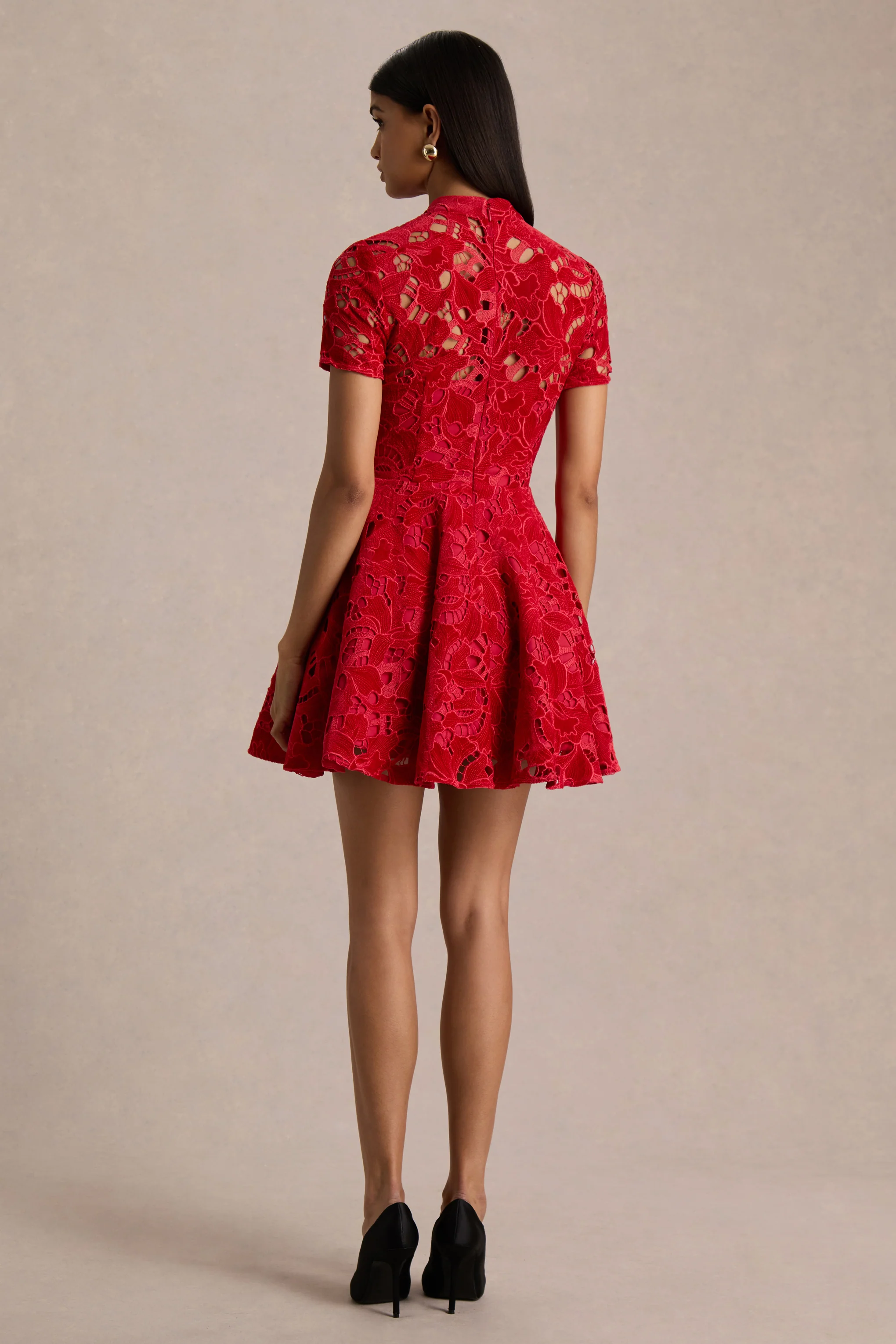 Roam | Mini-robe en dentelle rouge à col montant - Image 2