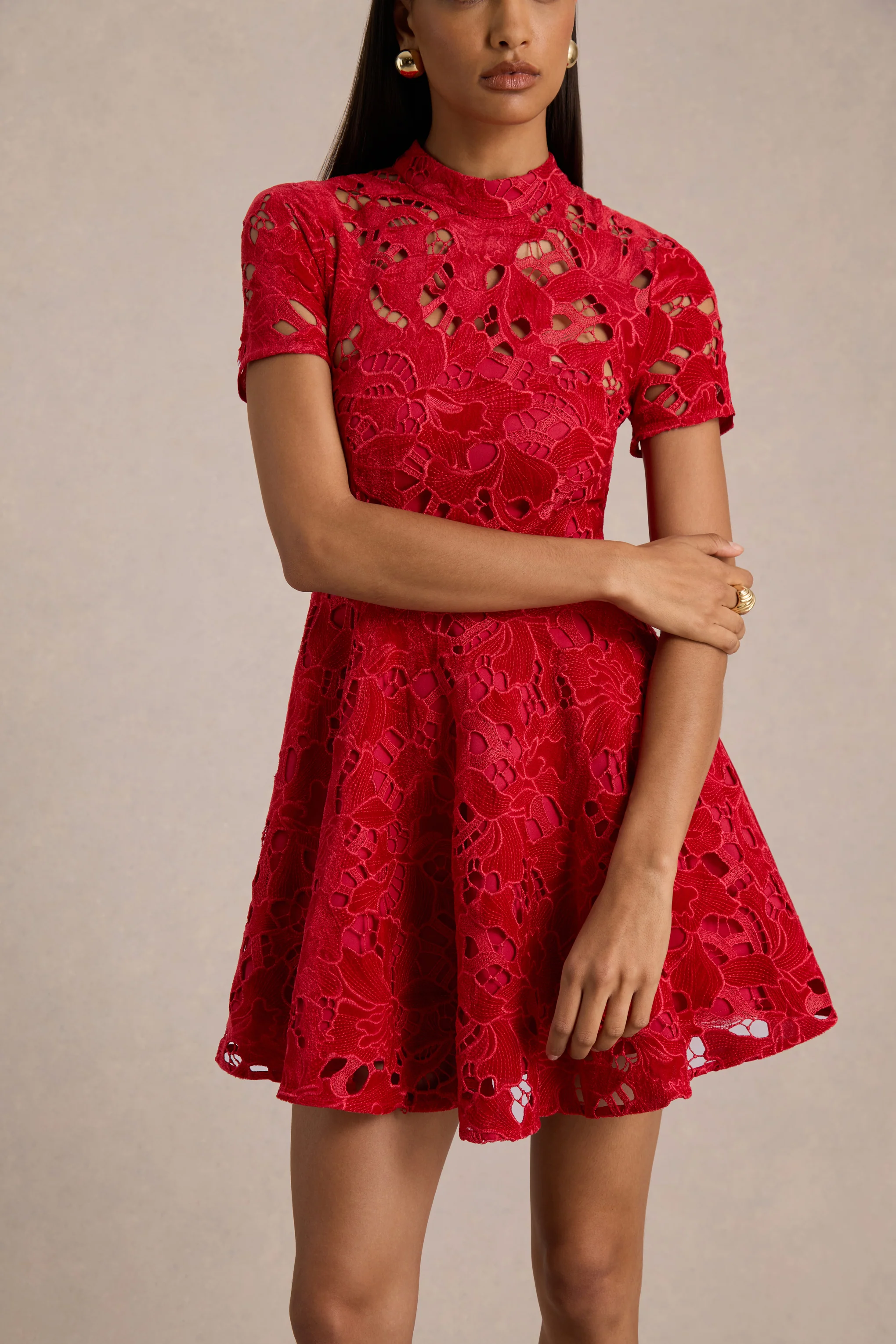 Roam | Mini-robe en dentelle rouge à col montant - Image 3