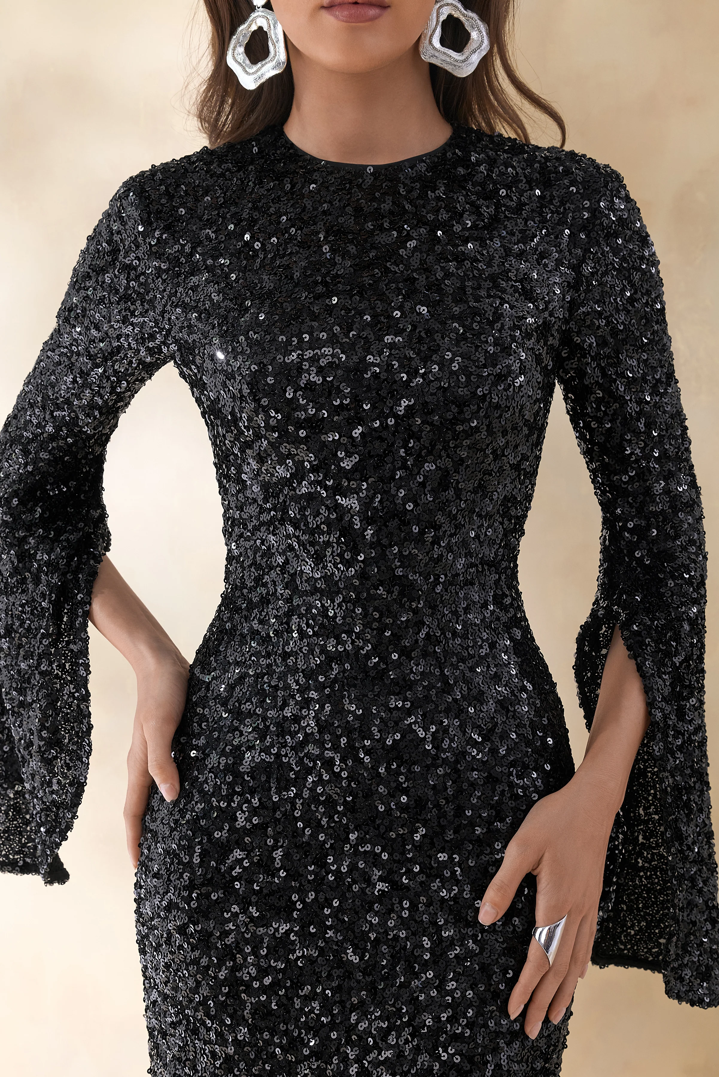 Romea | Robe longue noire en sequin à col montant et manches cape - Image 3