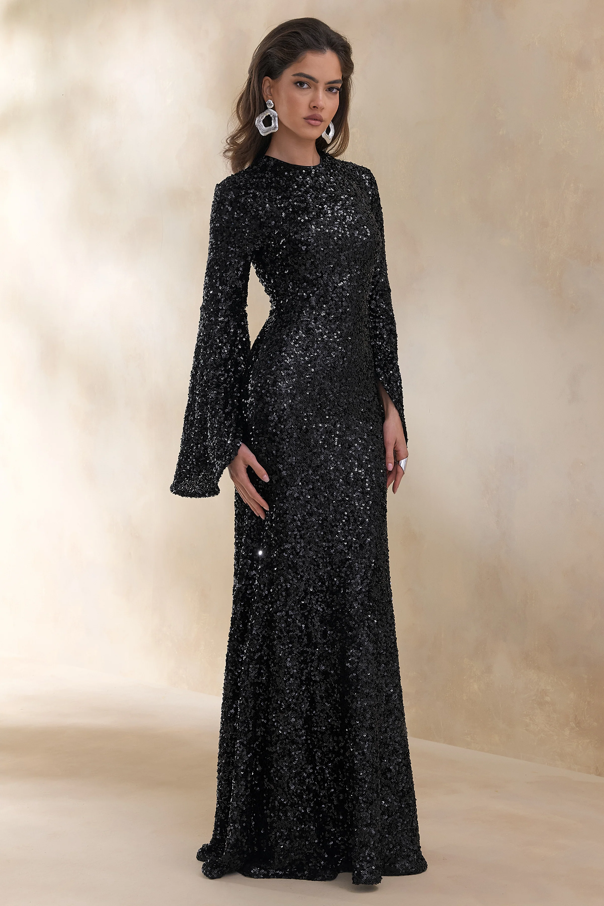 Romea | Robe longue noire en sequin à col montant et manches cape - Image 4