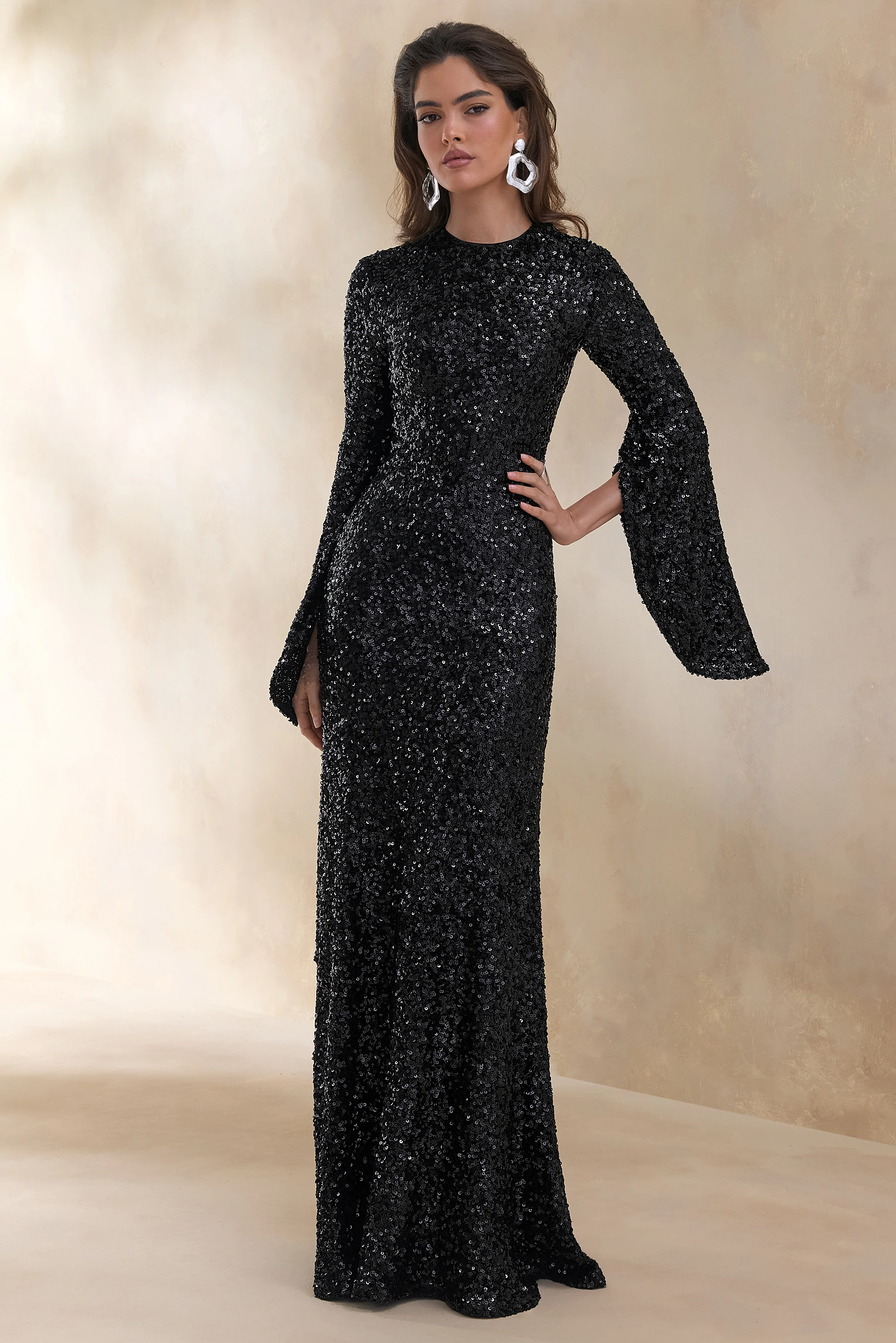 Romea | Robe longue noire en sequin à col montant et manches cape - Image 5