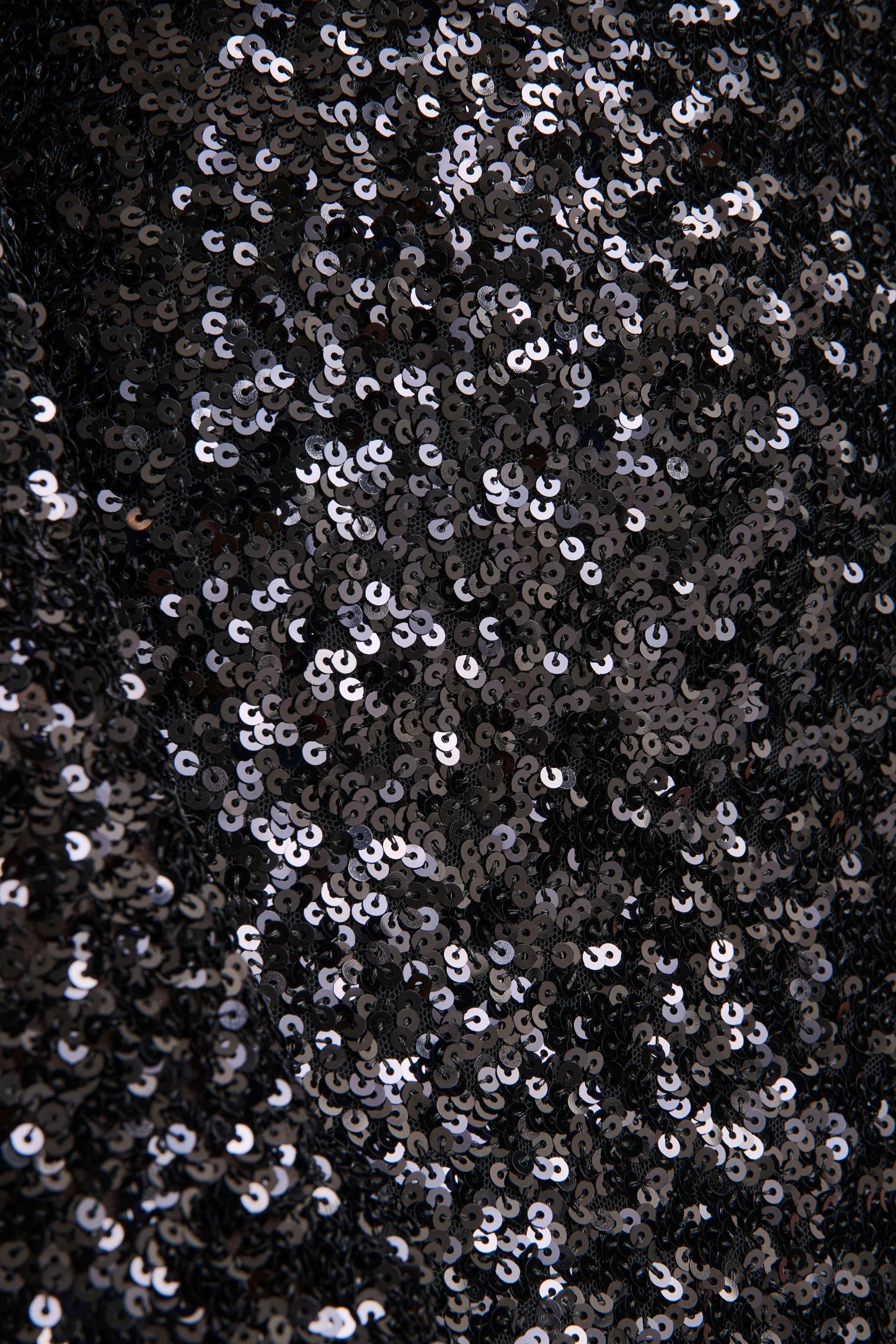 Romea | Robe longue noire en sequin à col montant et manches cape - Image 7