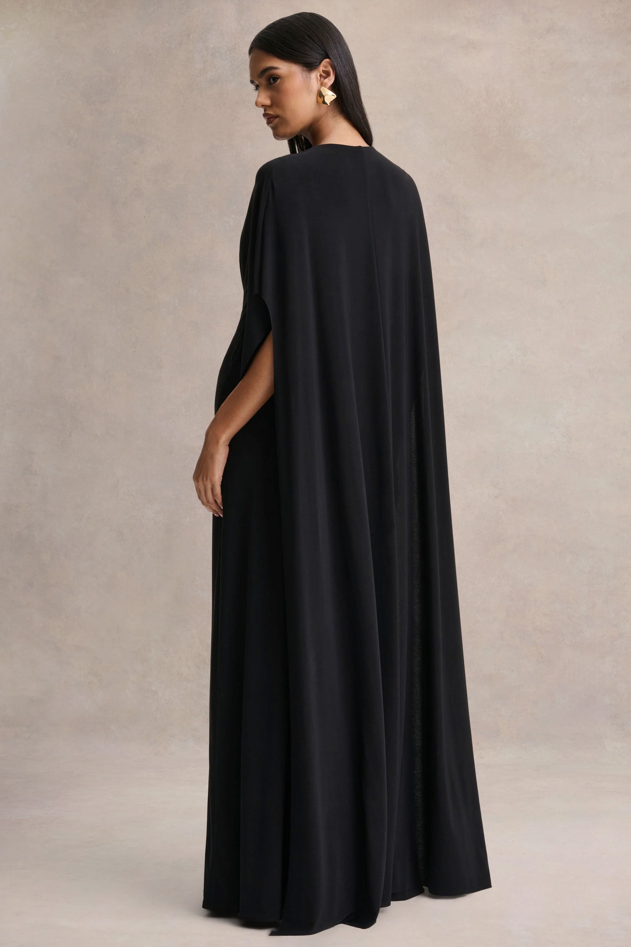 Romilly | Robe longue noire à décolleté plongeant avec détails froncés - Image 2