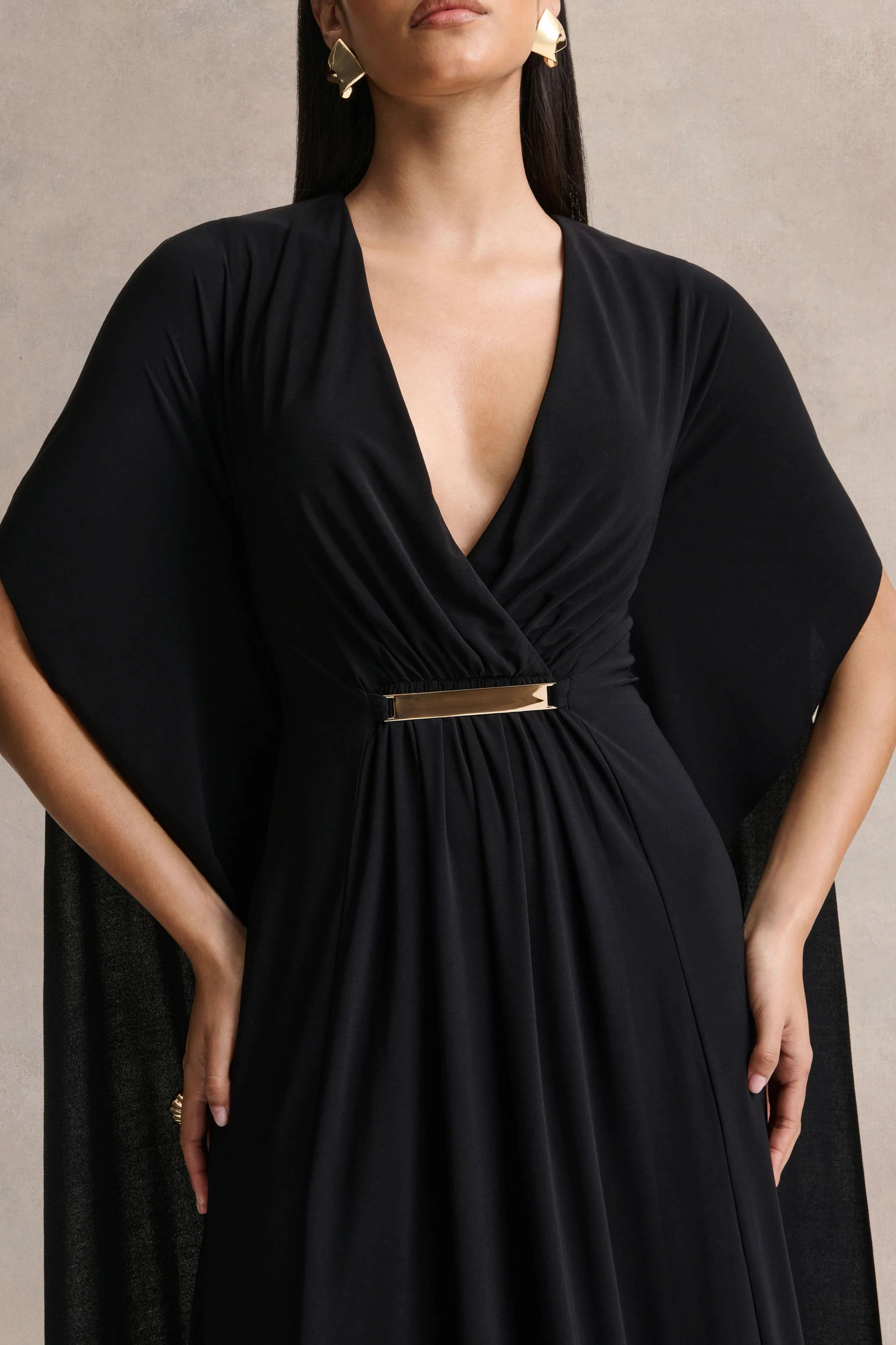 Romilly | Robe longue noire à décolleté plongeant avec détails froncés - Image 3