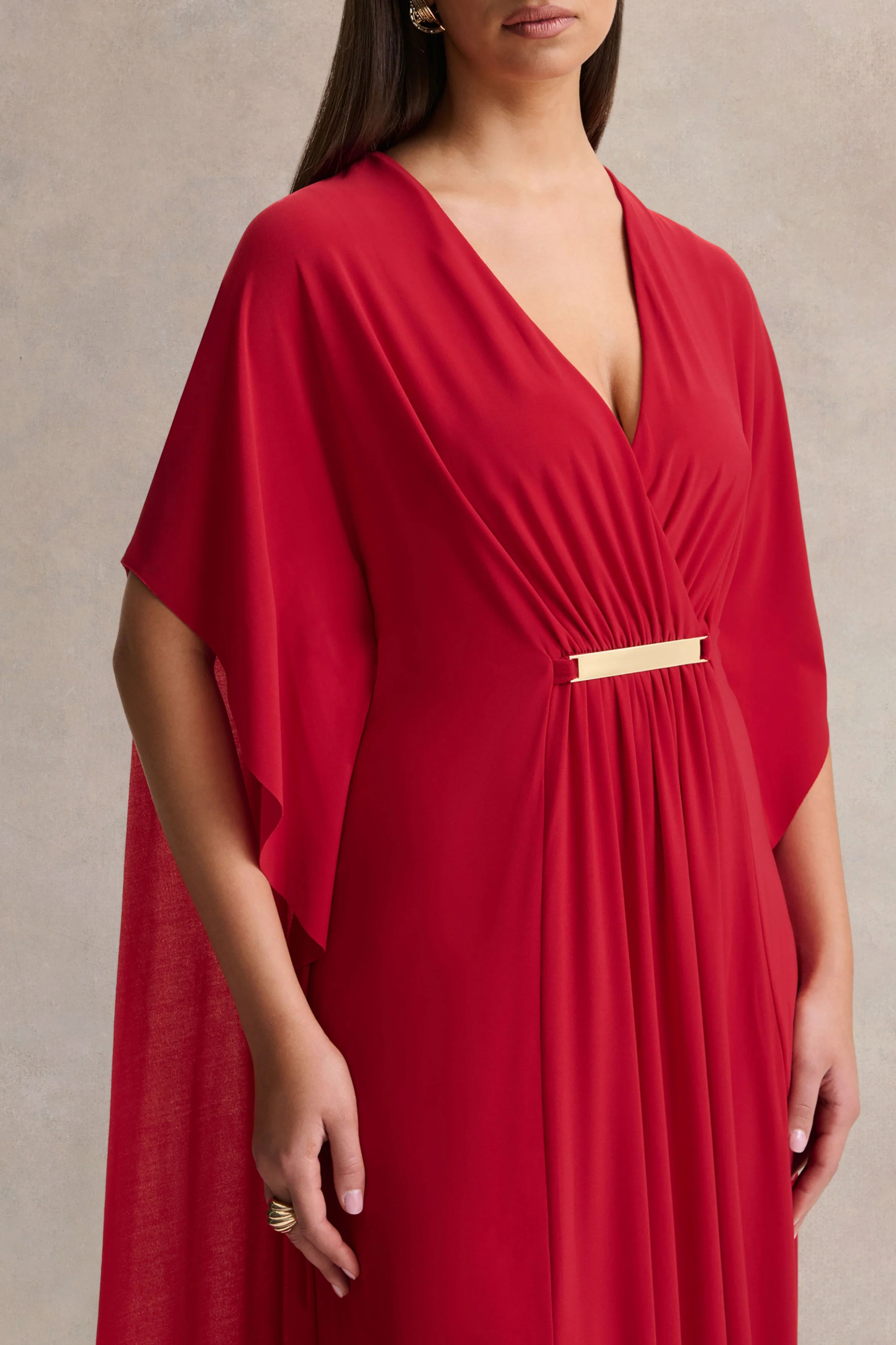 Romilly | Robe longue rouge à décolleté plongeant avec détails froncés - Image 3