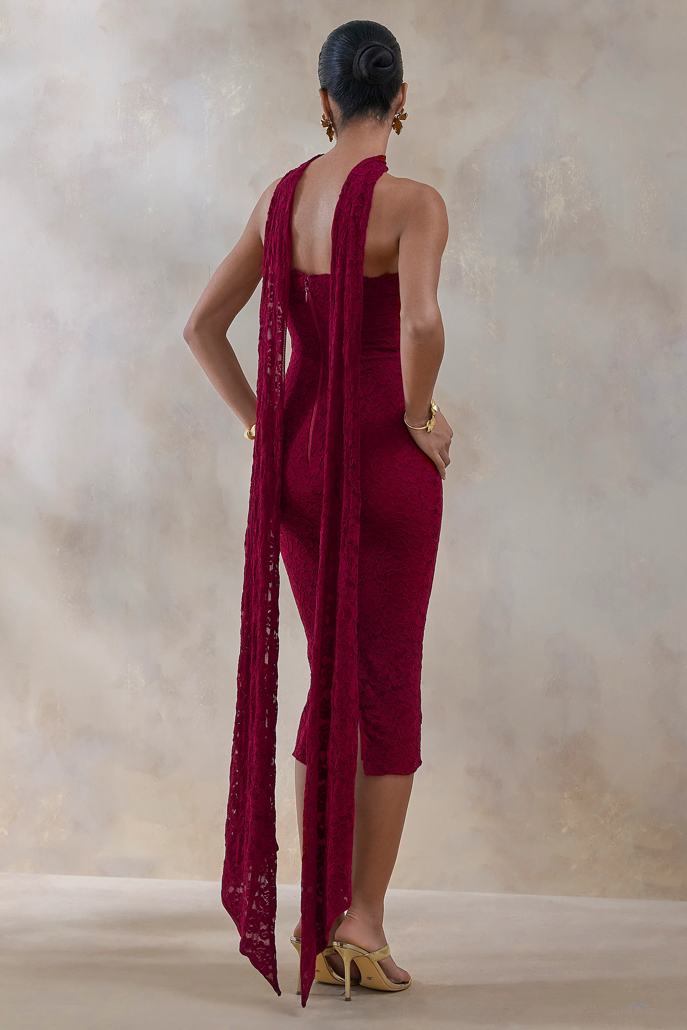 Rosaria | Robe mi-longue bandeau en dentelle bordeaux avec détail écharpe - Image 2