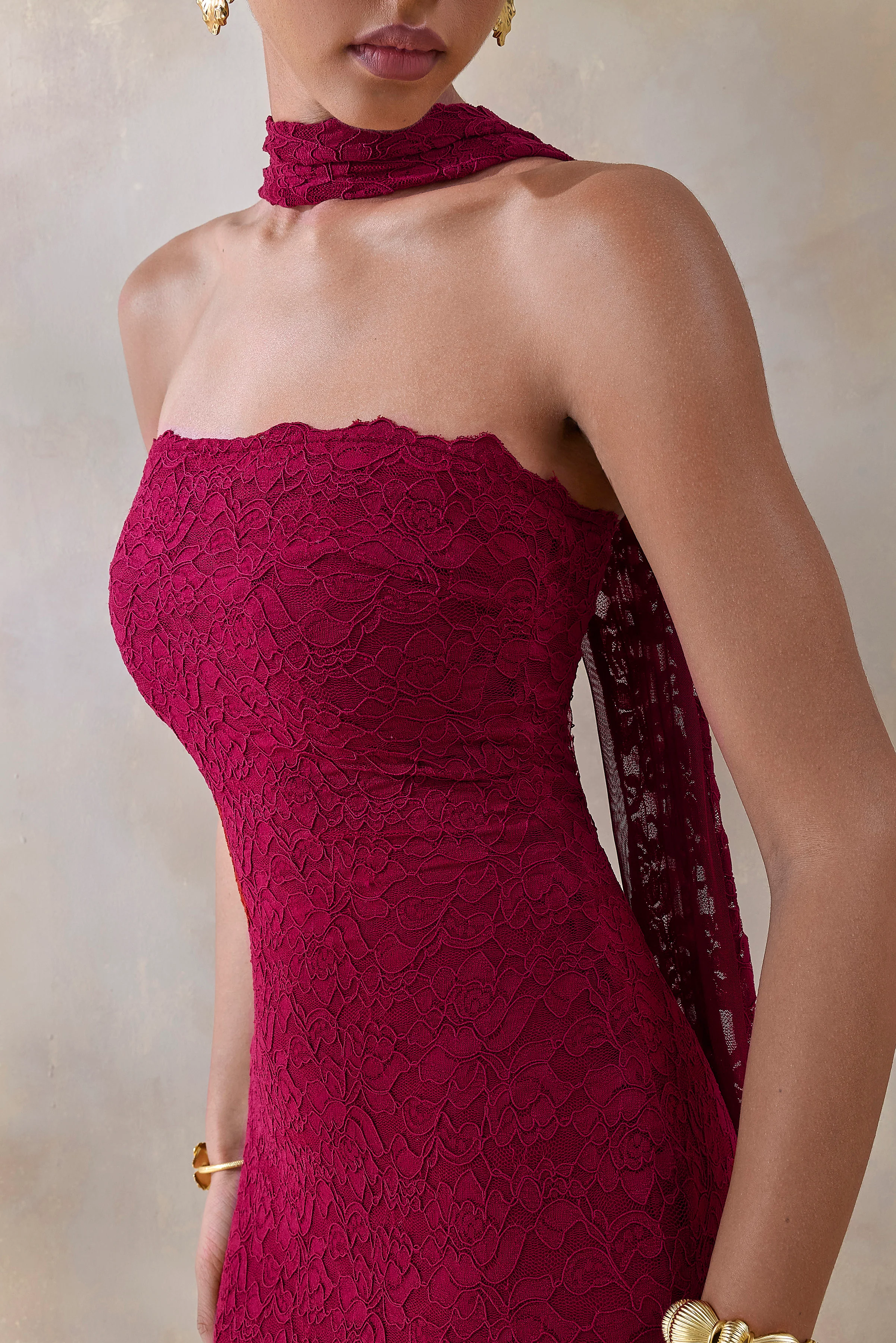 Rosaria | Robe mi-longue bandeau en dentelle bordeaux avec détail écharpe - Image 5