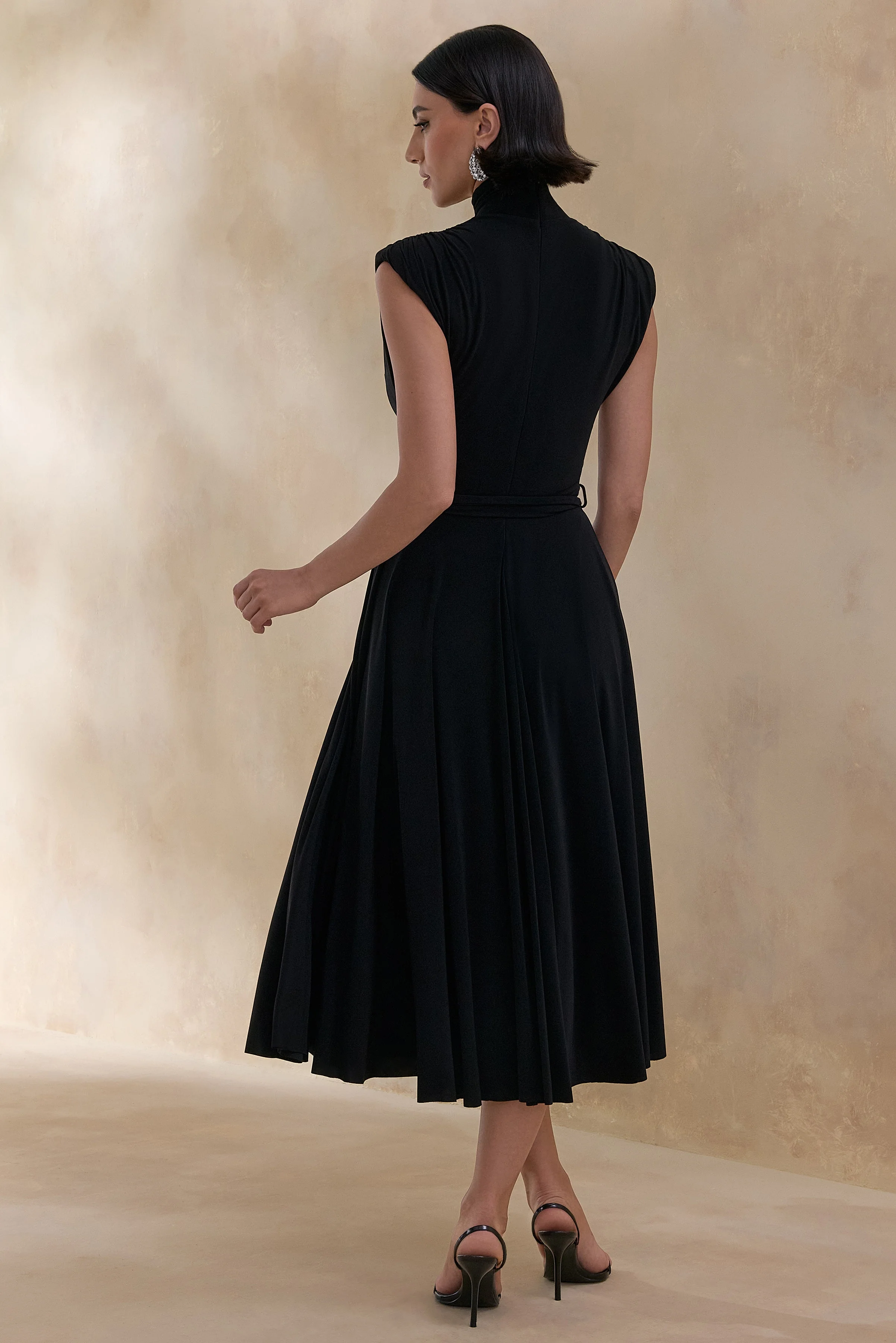 Roselena | Robe mi-longue noire à encolure haute - Image 2