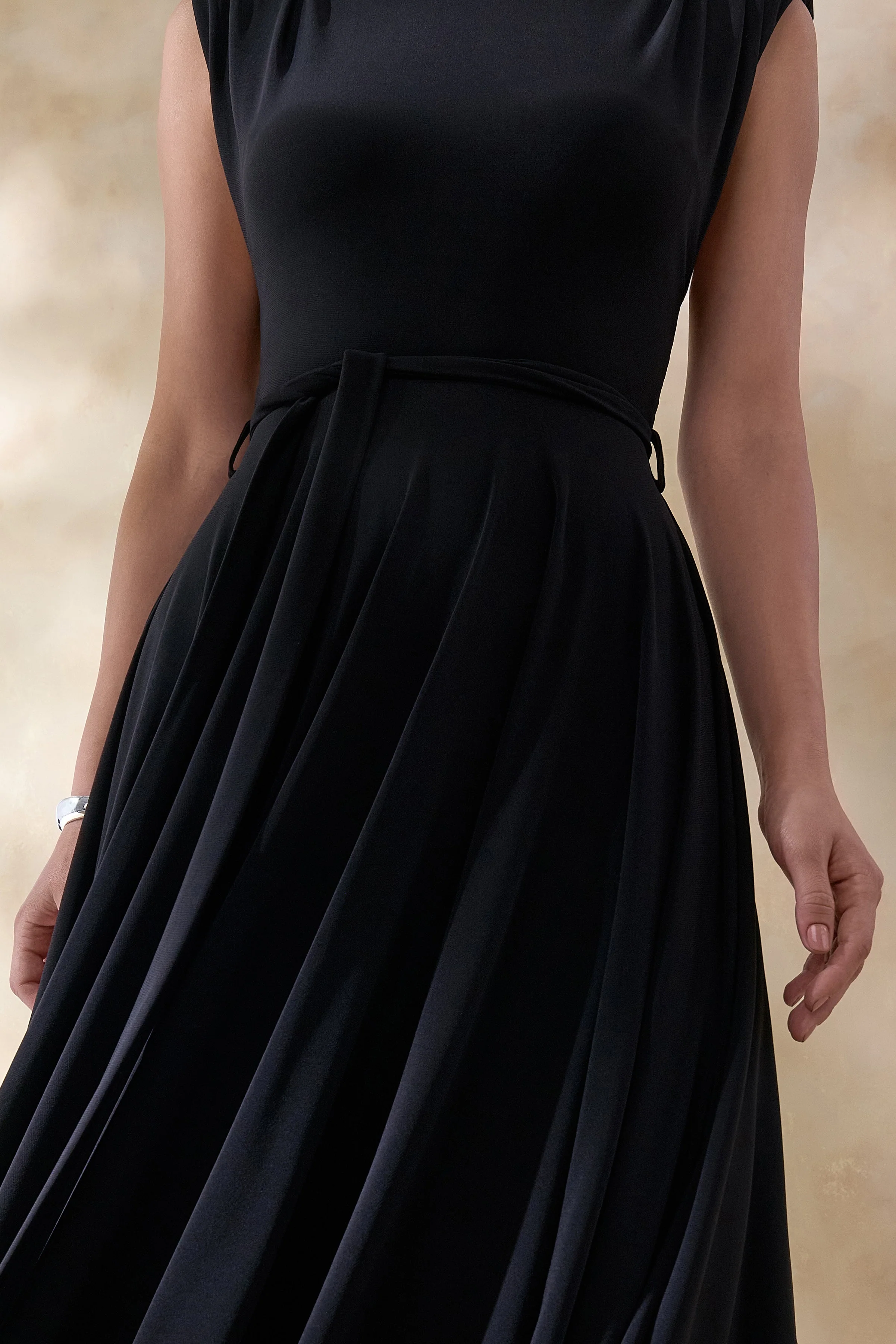 Roselena | Robe mi-longue noire à encolure haute - Image 4